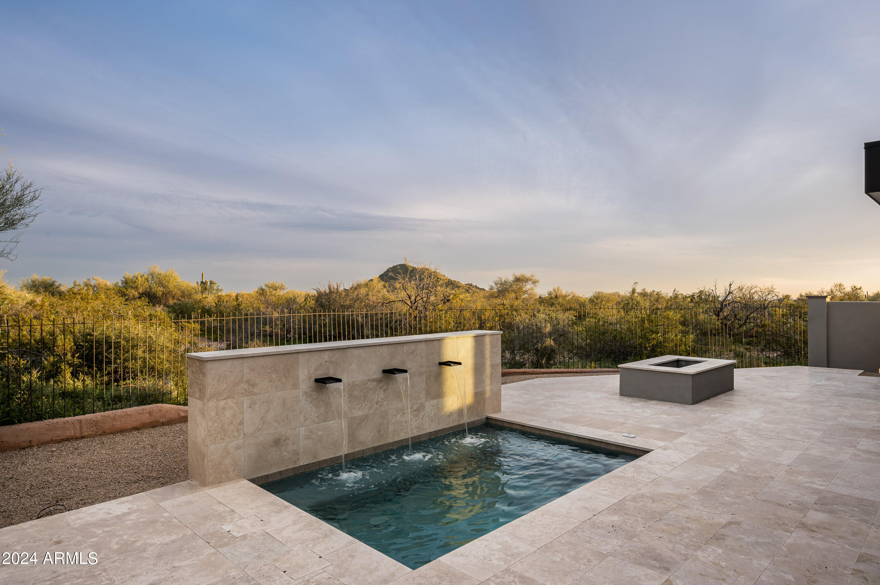 WHISPER ROCK - Residential