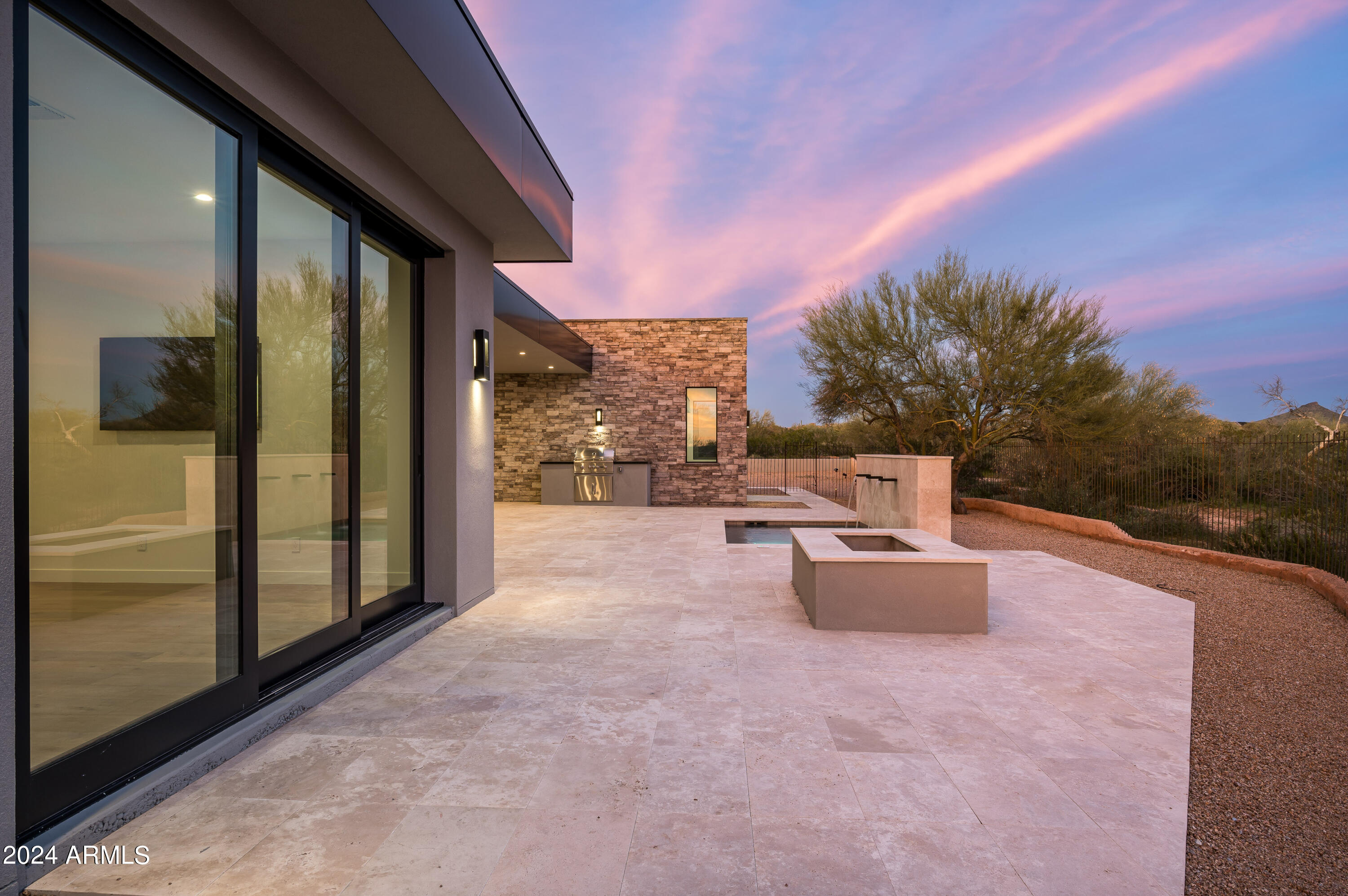 WHISPER ROCK - Residential