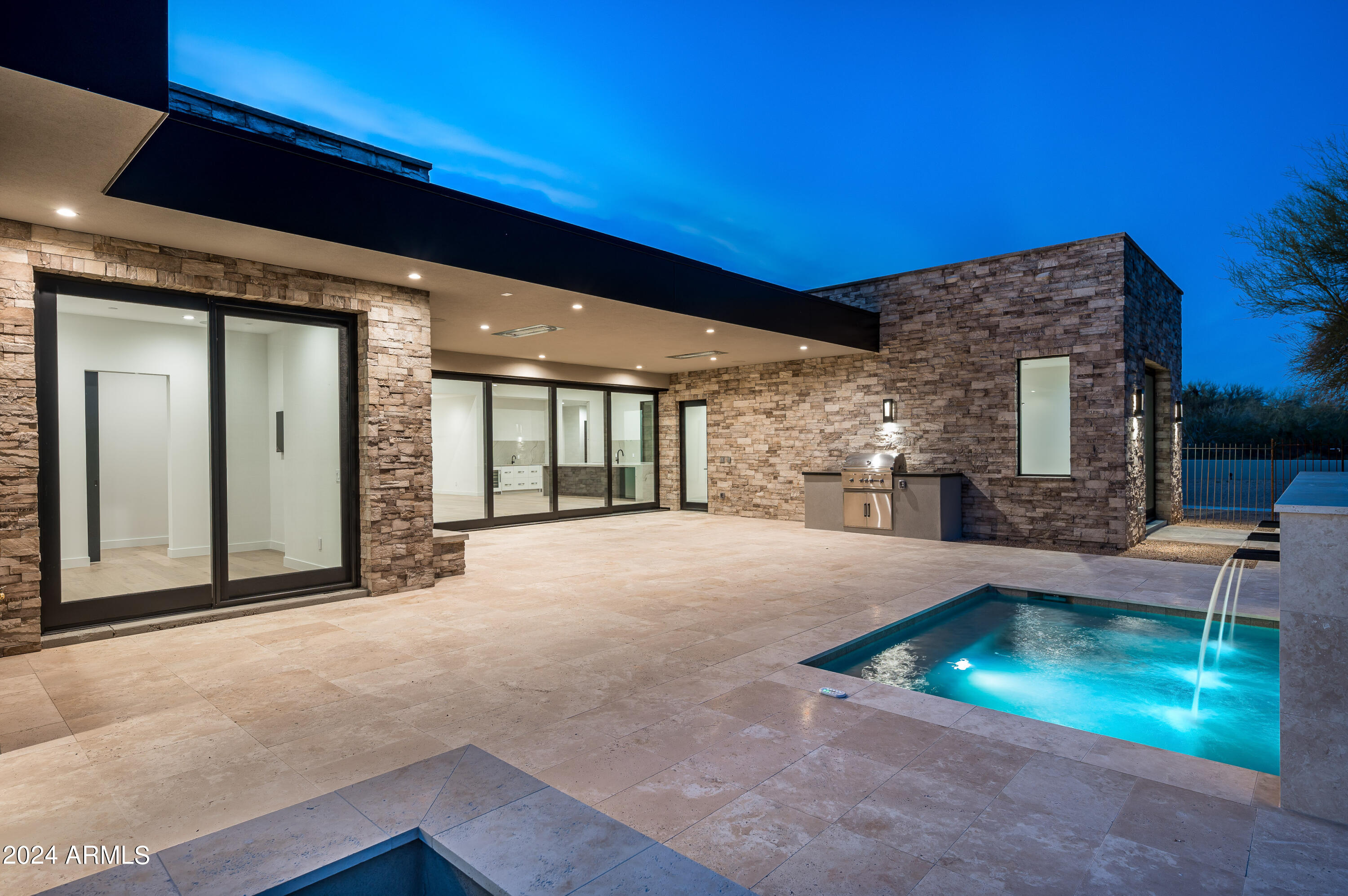 WHISPER ROCK - Residential