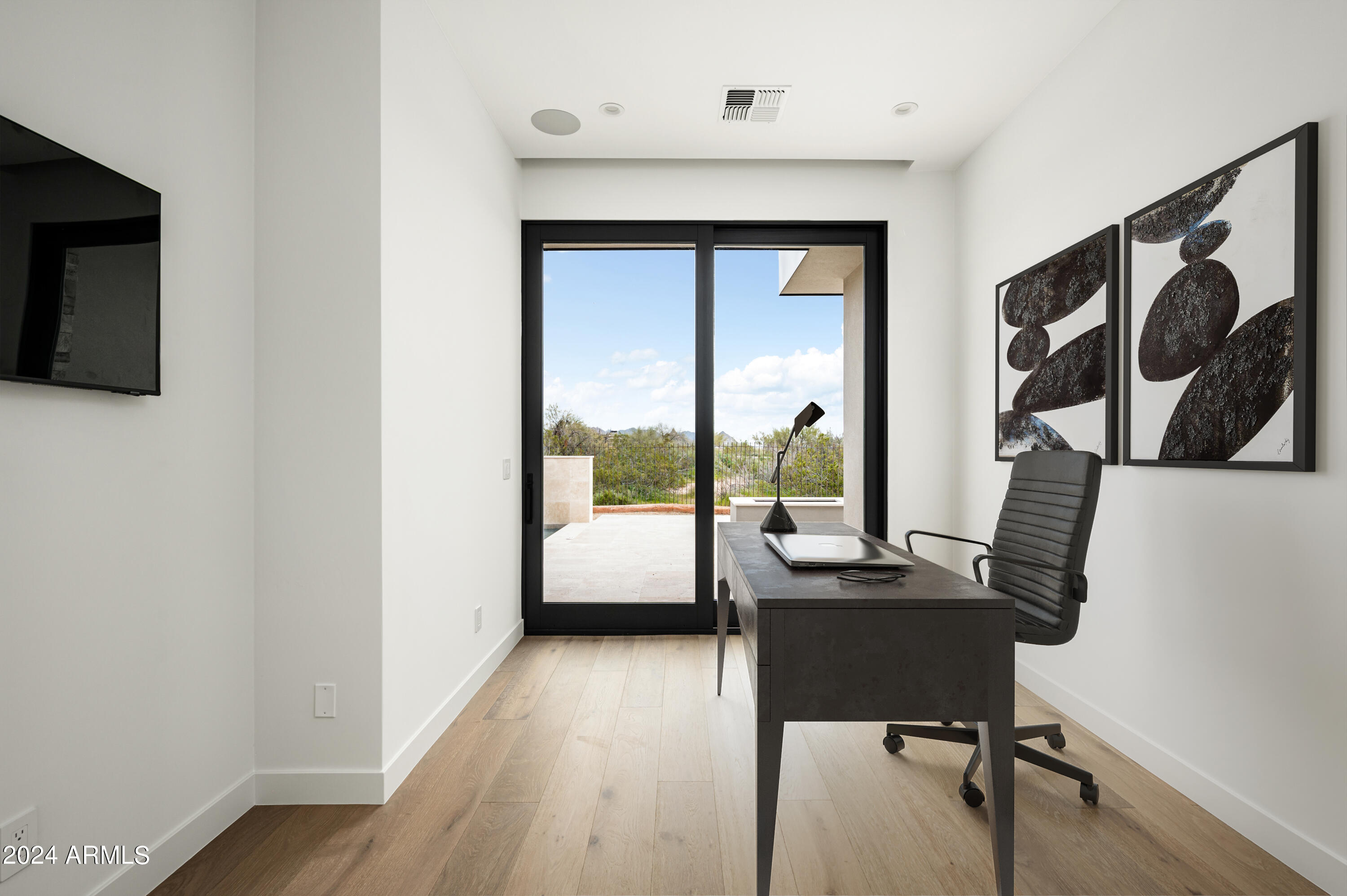 WHISPER ROCK - Residential
