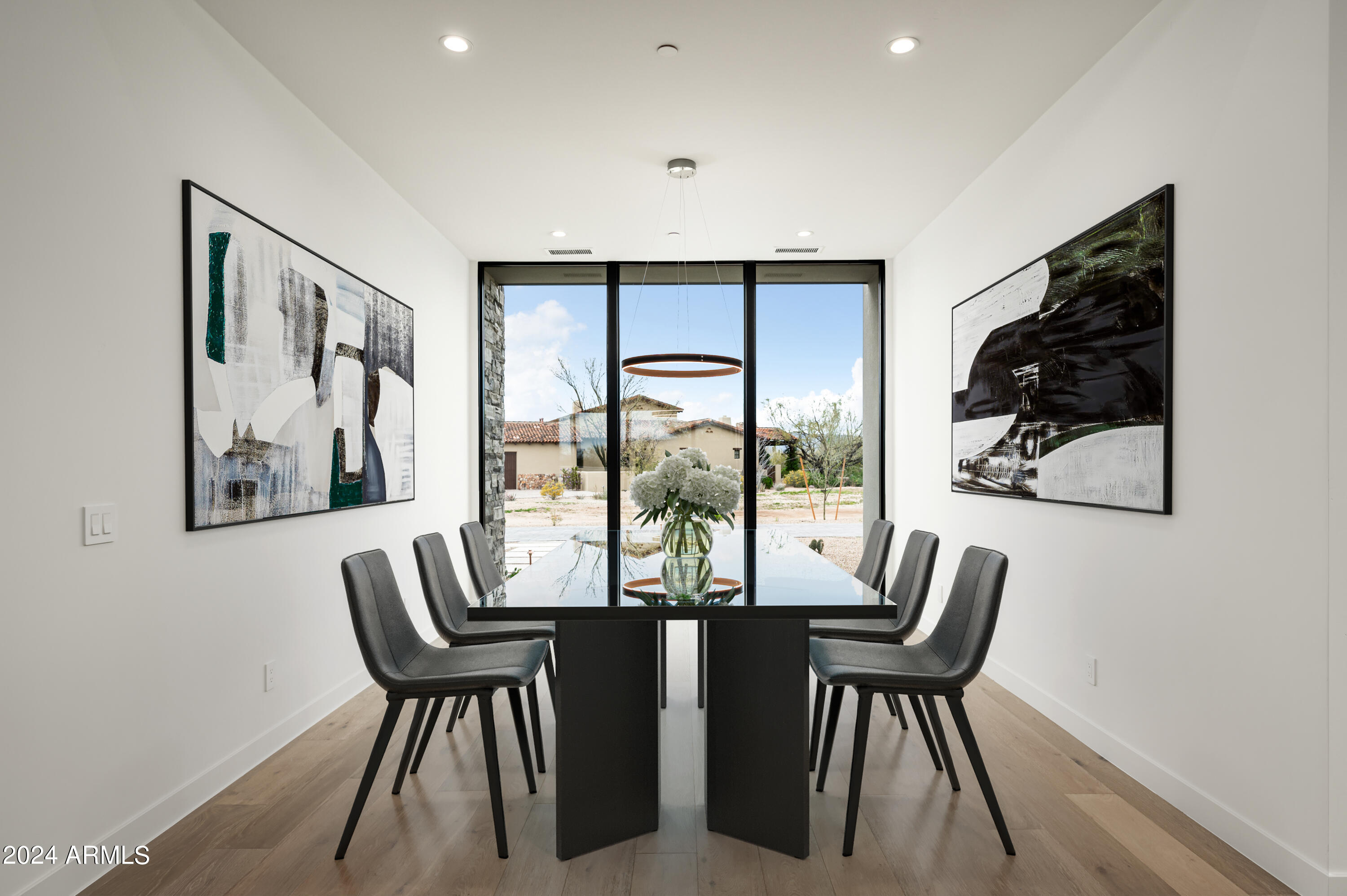 WHISPER ROCK - Residential