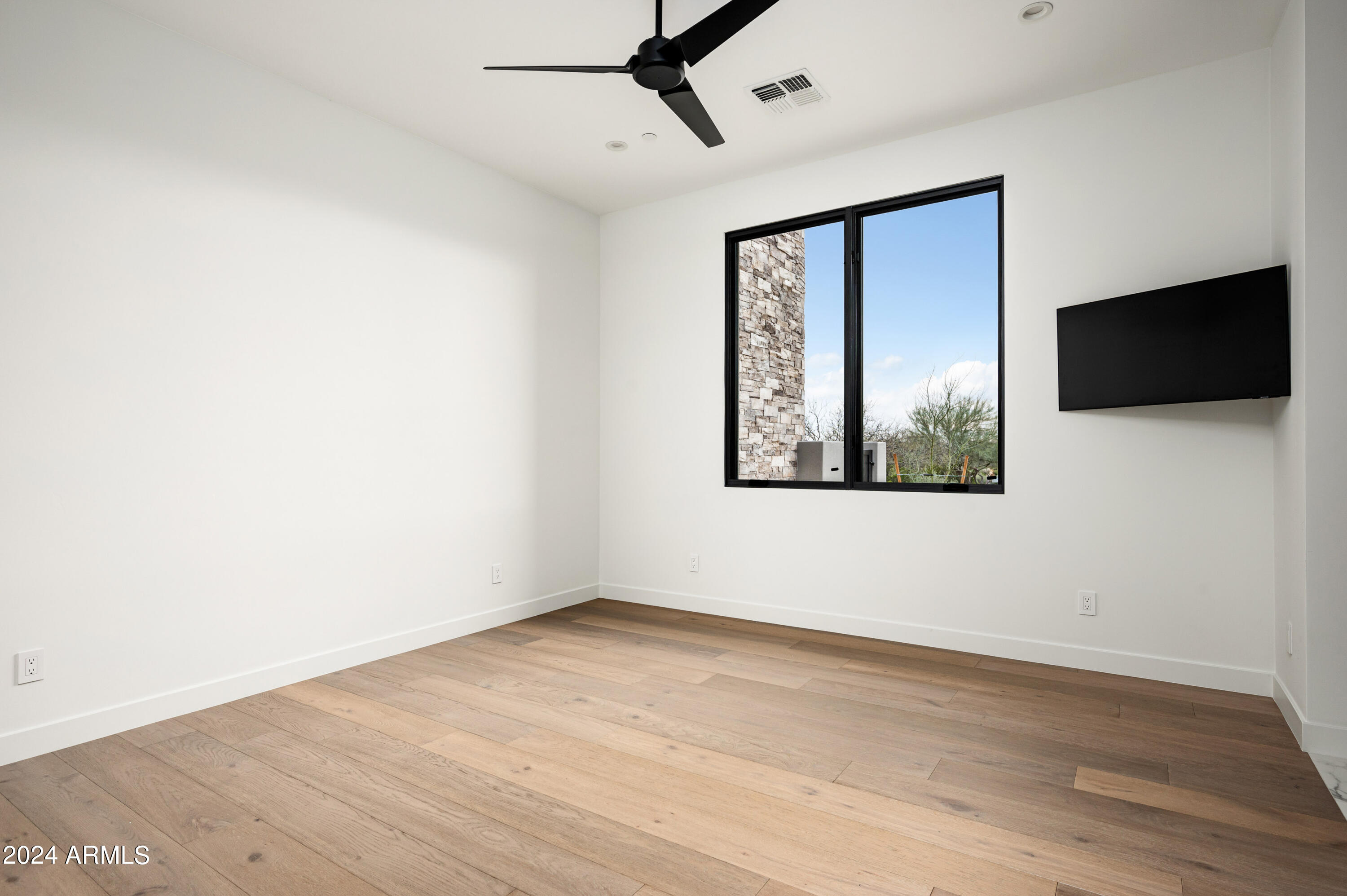 WHISPER ROCK - Residential