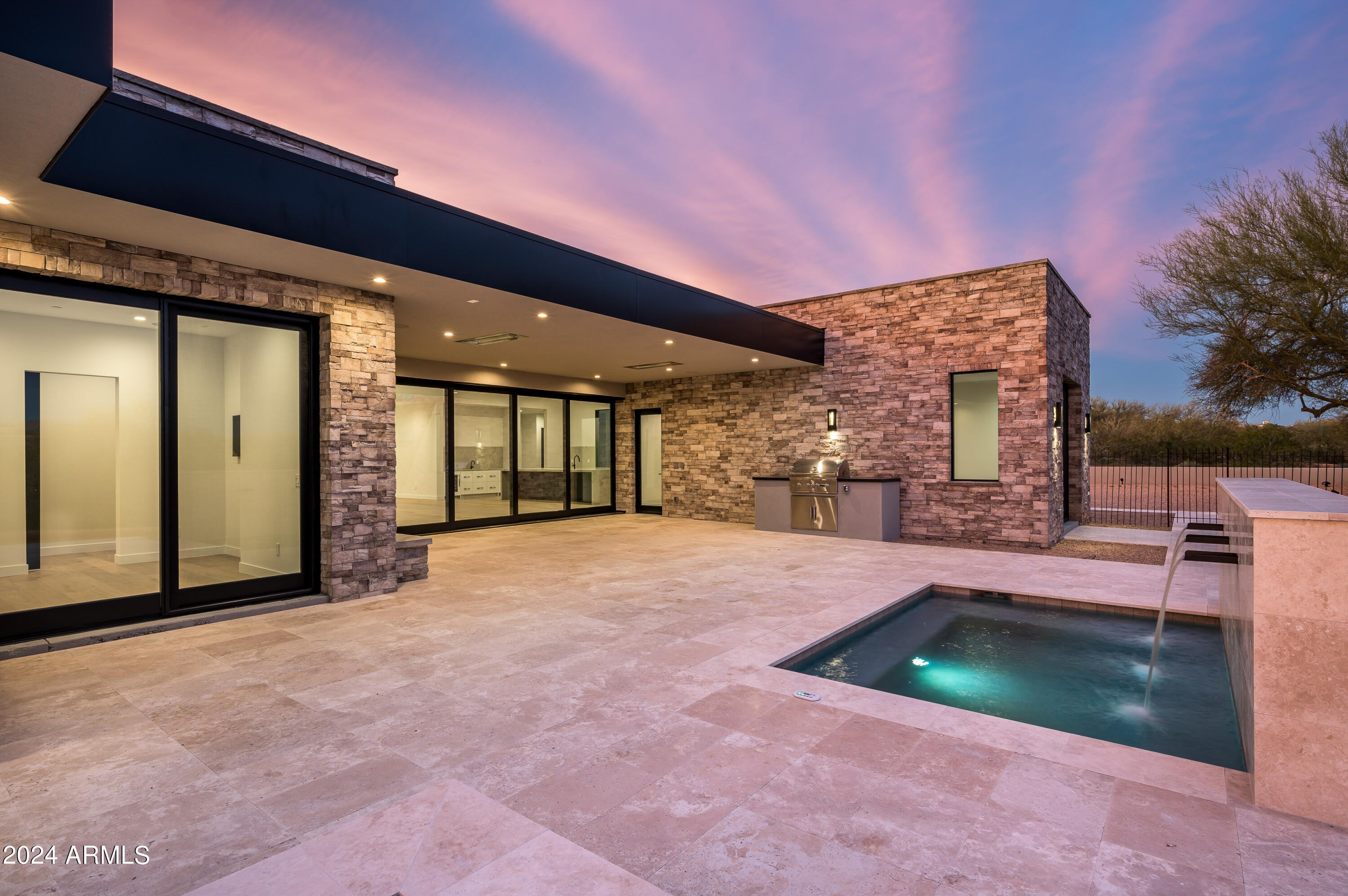 WHISPER ROCK - Residential