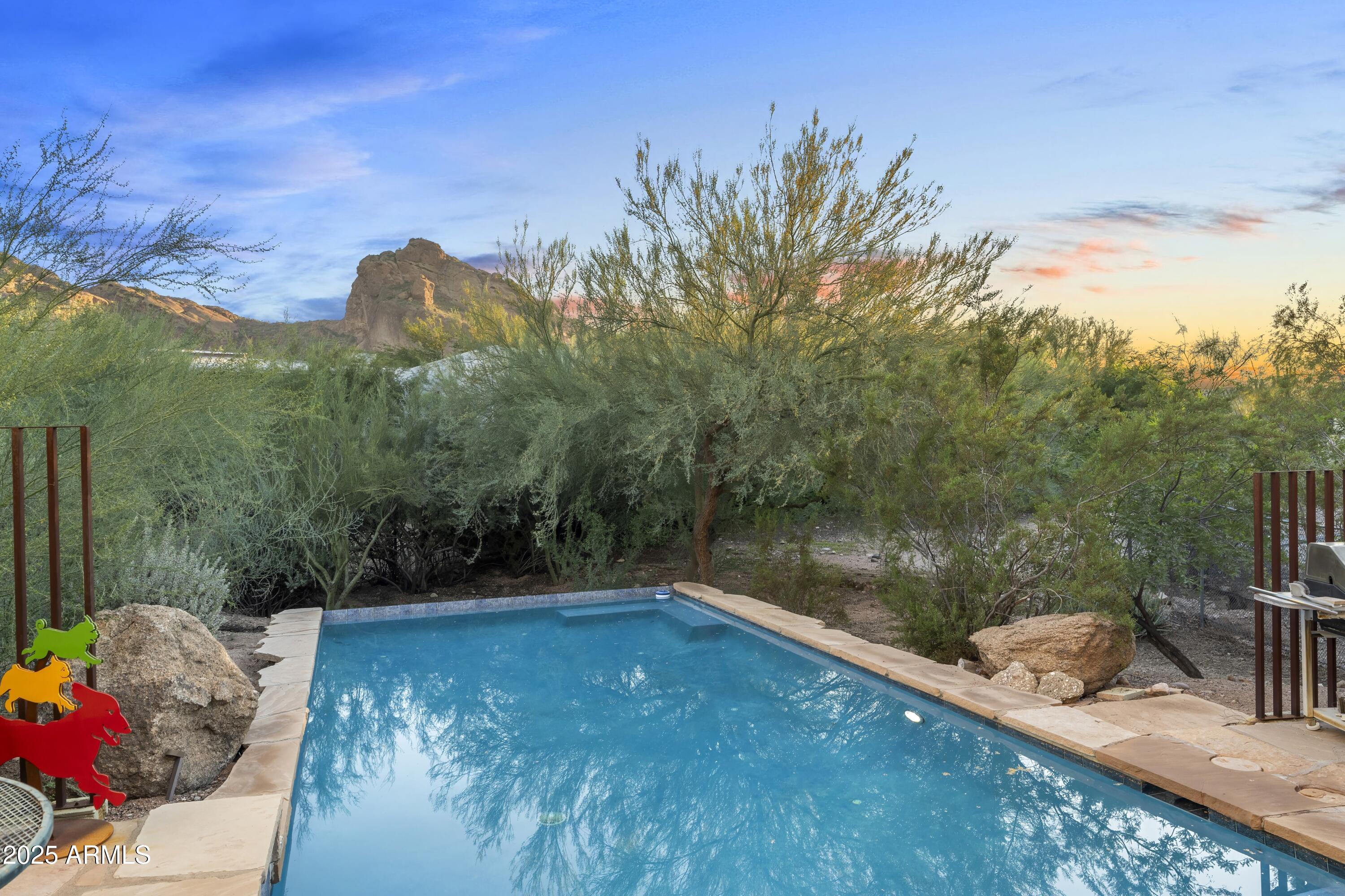 CAMELBACK MANOR - Residential