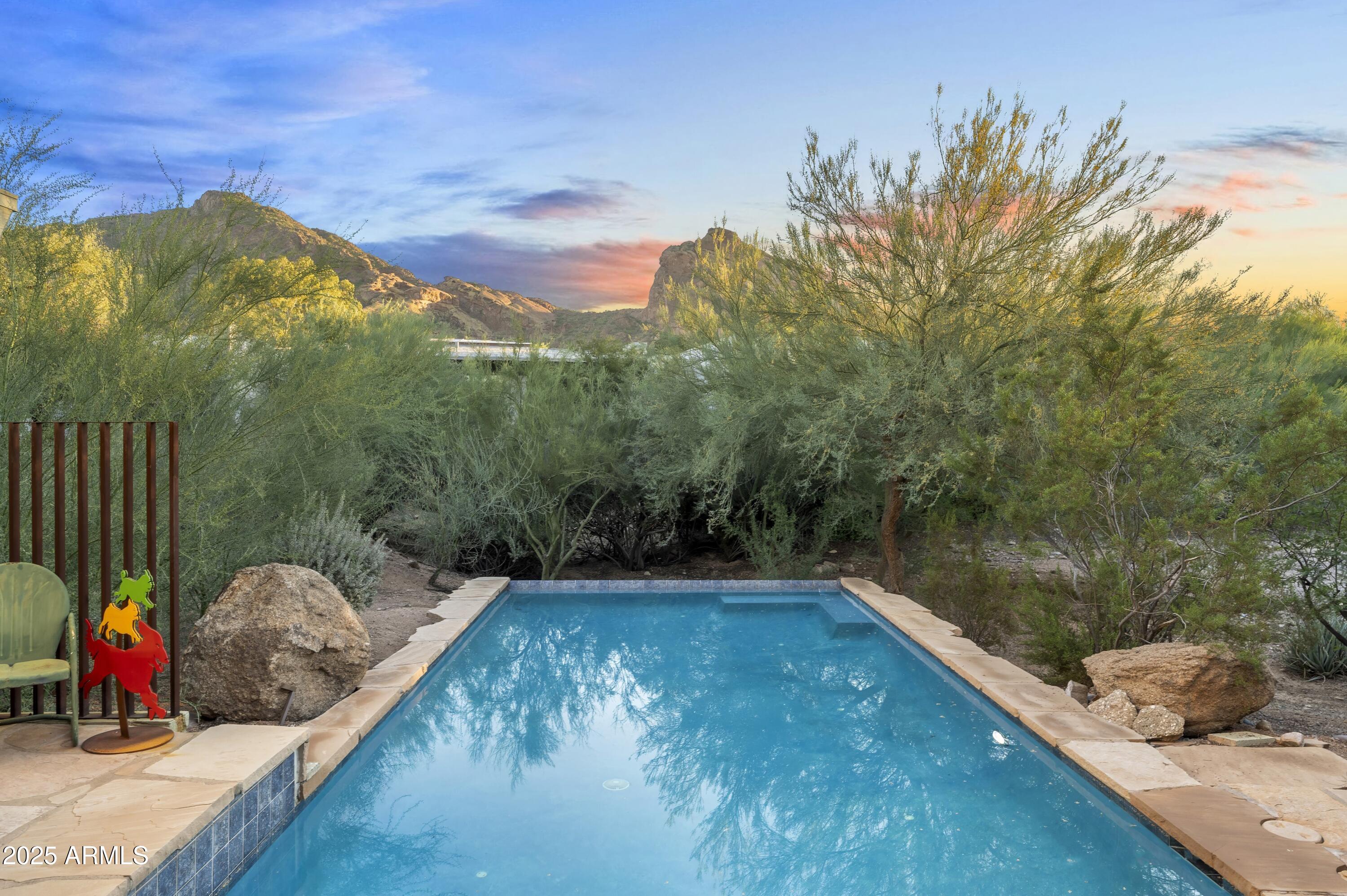 CAMELBACK MANOR - Residential
