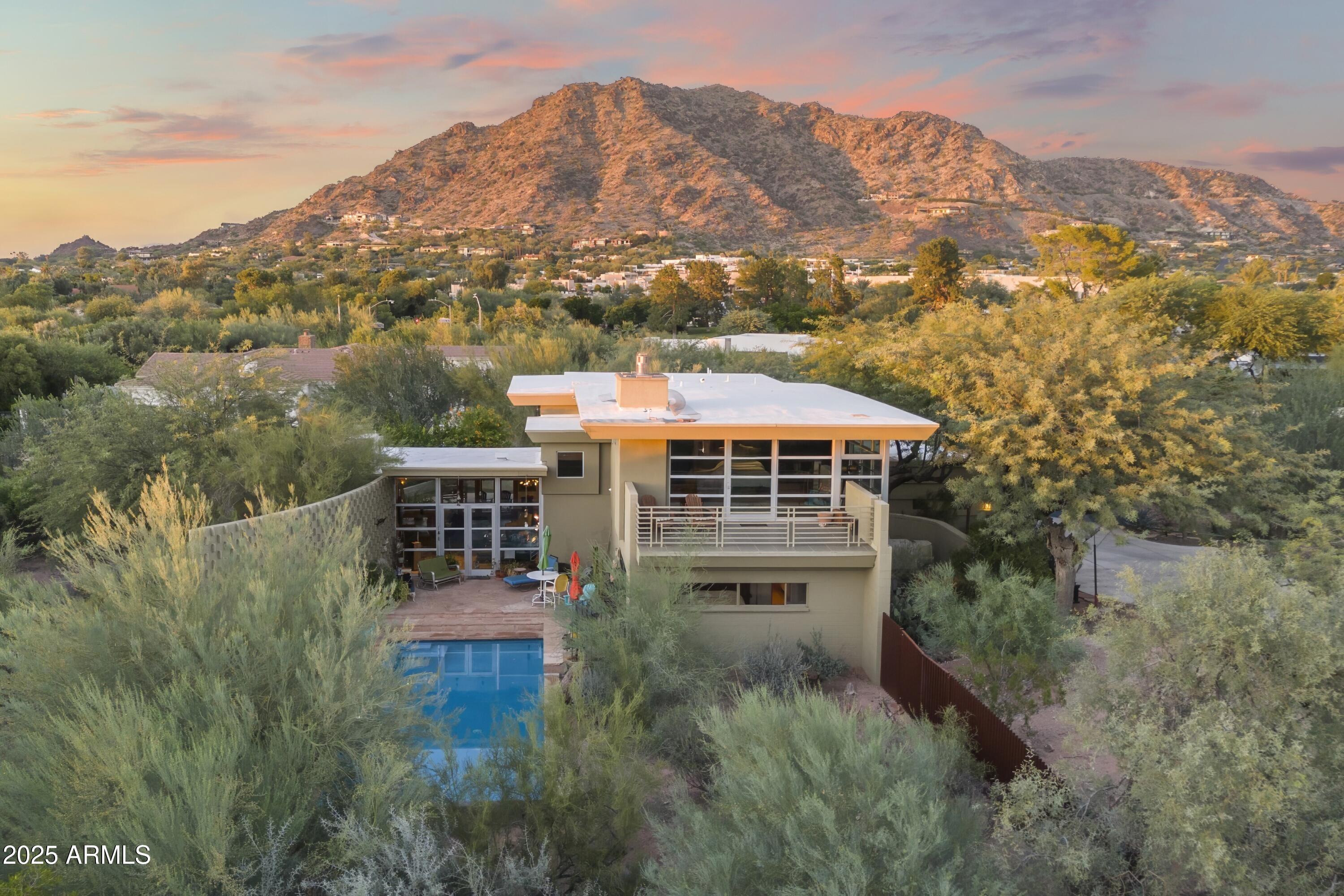CAMELBACK MANOR - Residential