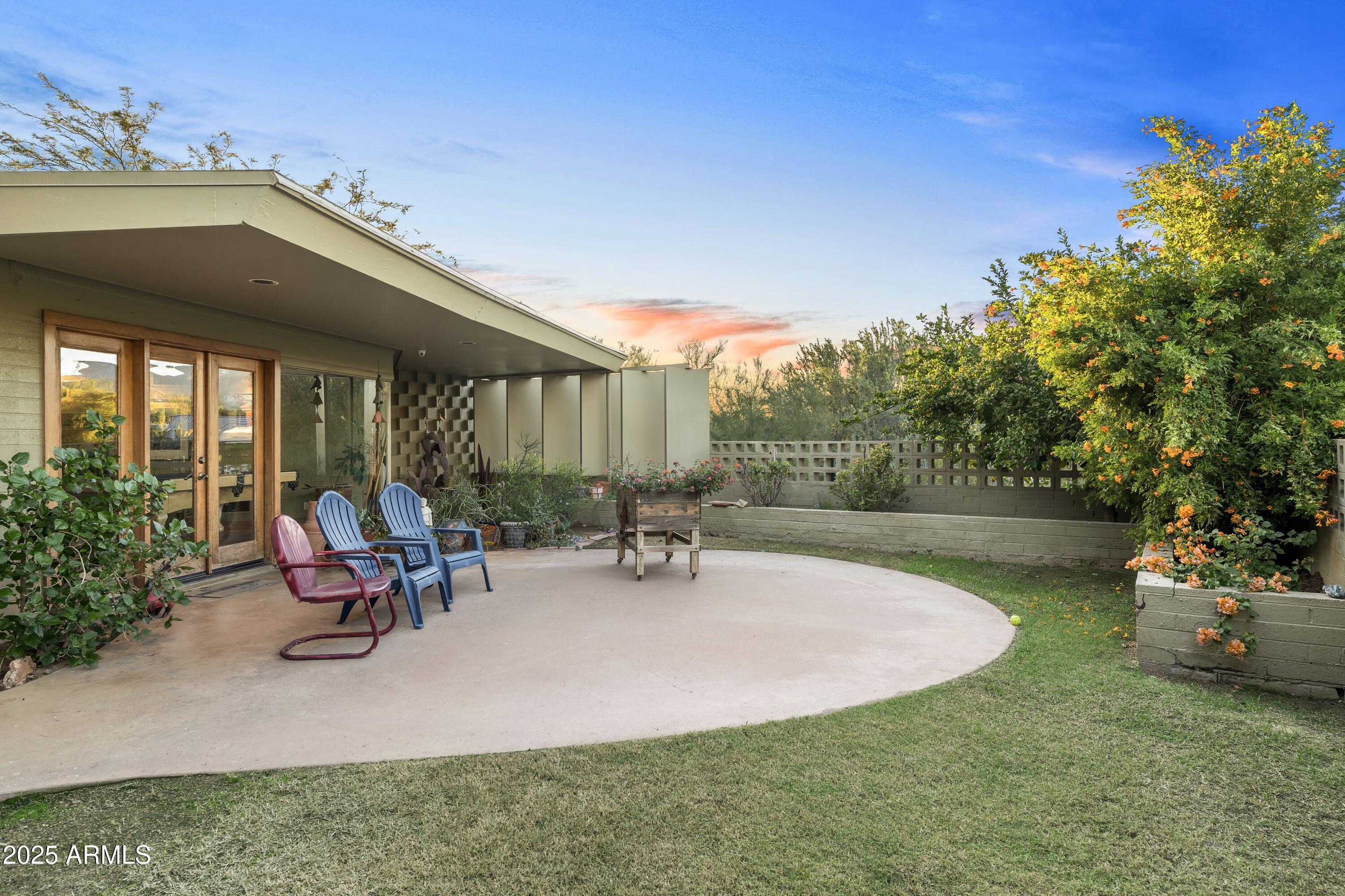 CAMELBACK MANOR - Residential