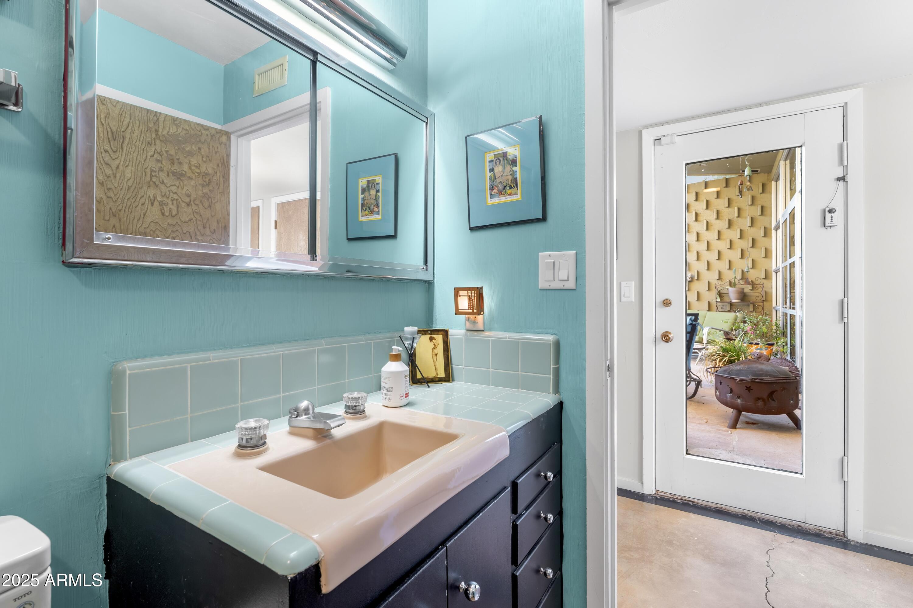 CAMELBACK MANOR - Residential