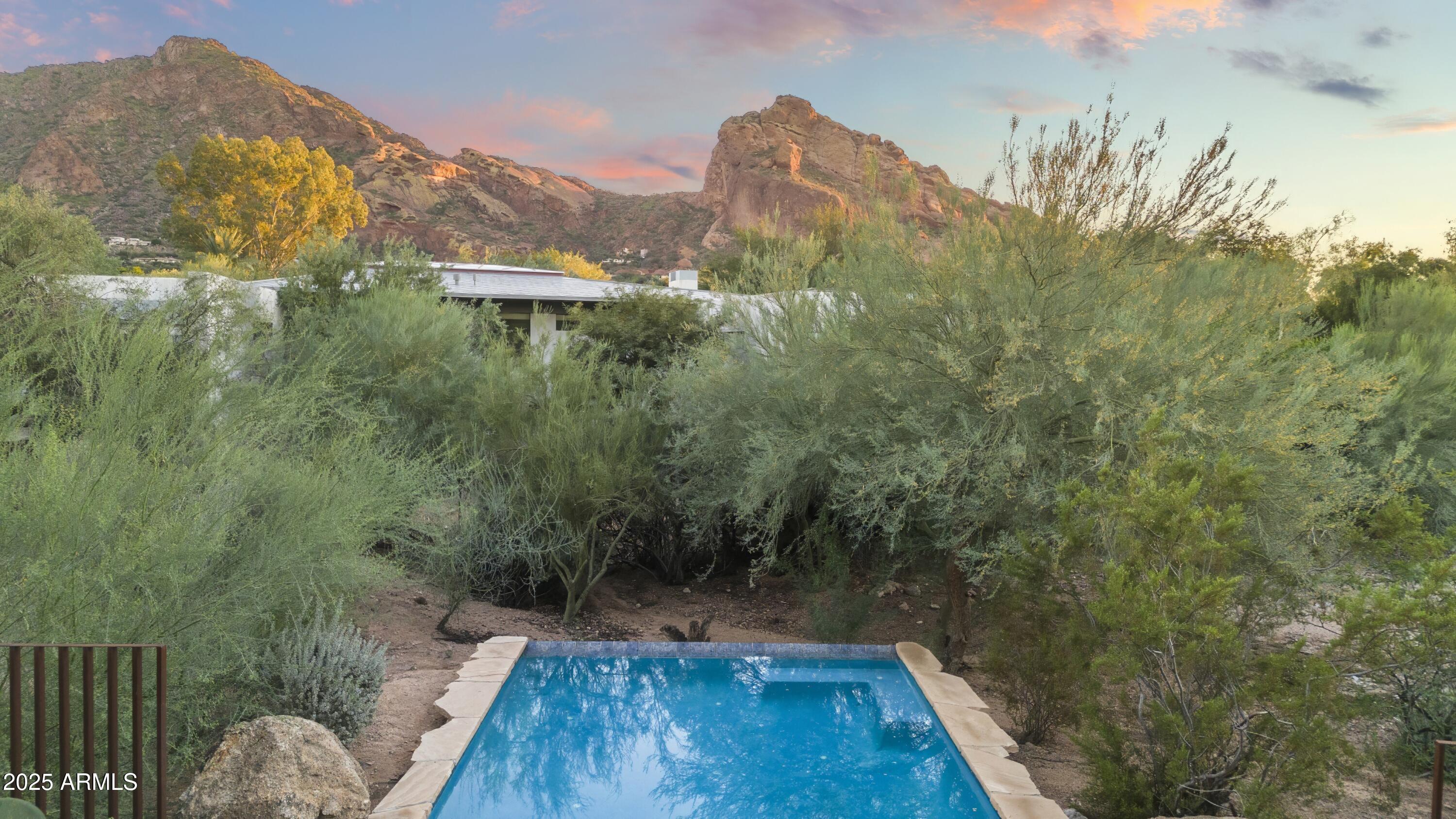 CAMELBACK MANOR - Residential