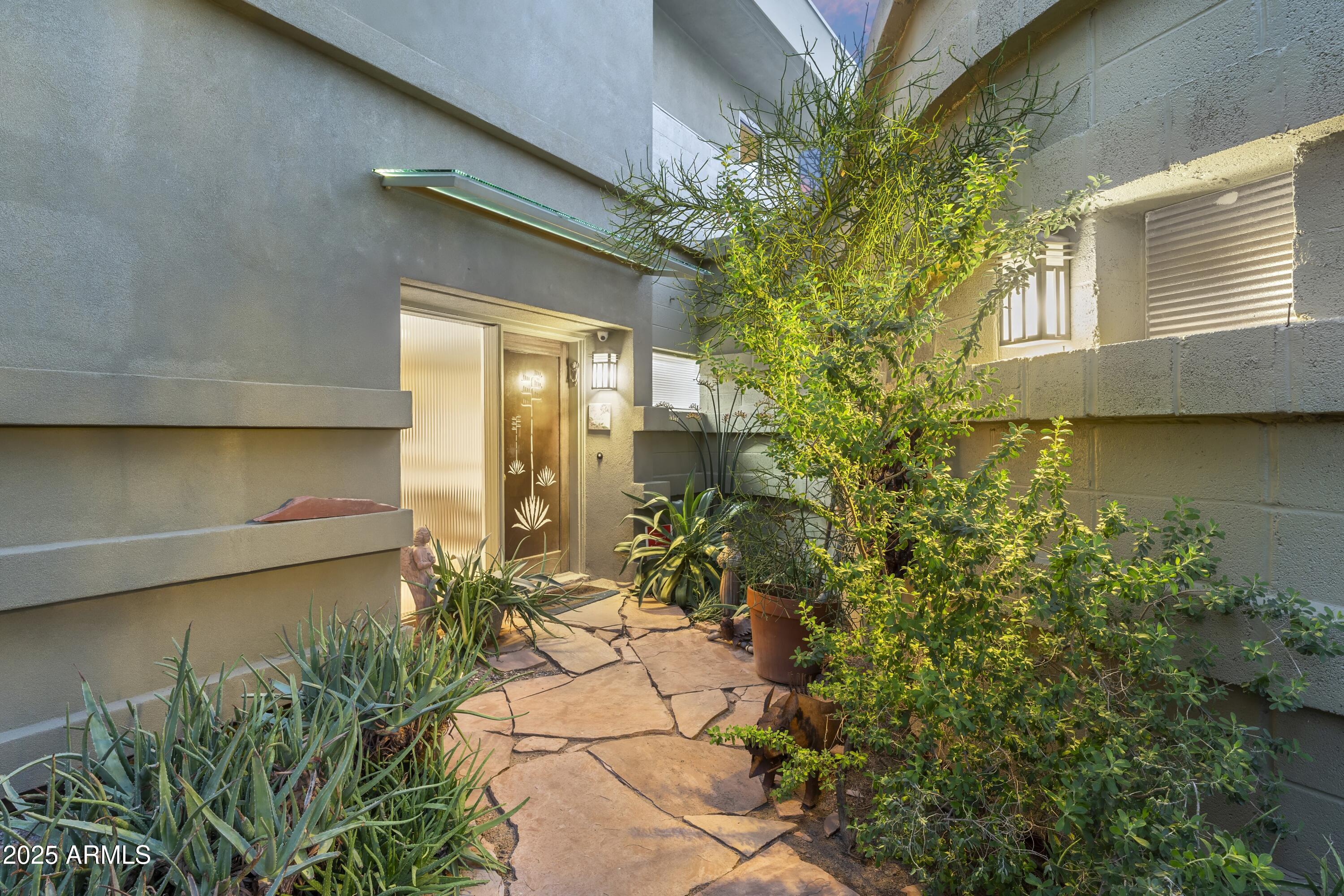 CAMELBACK MANOR - Residential