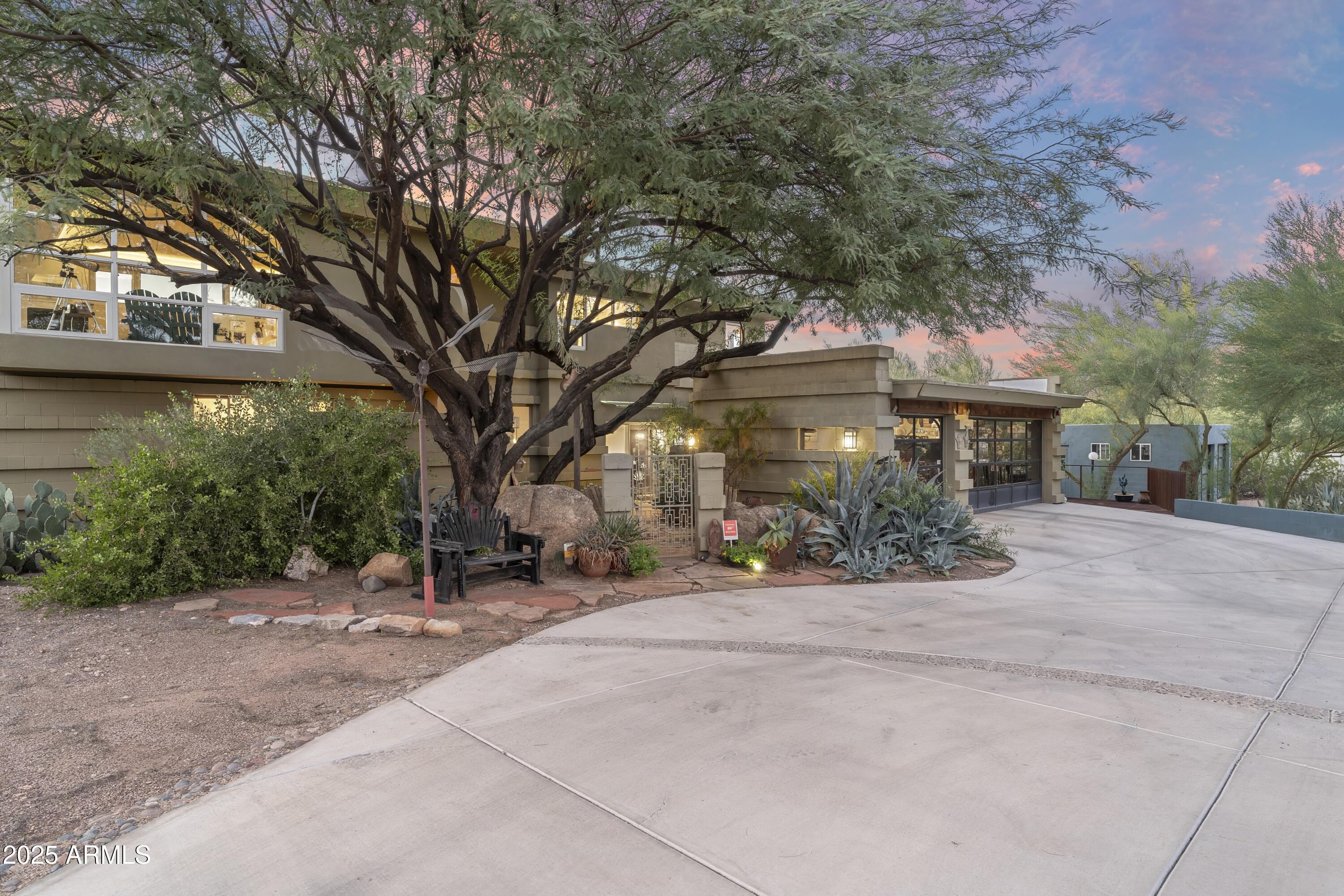 CAMELBACK MANOR - Residential