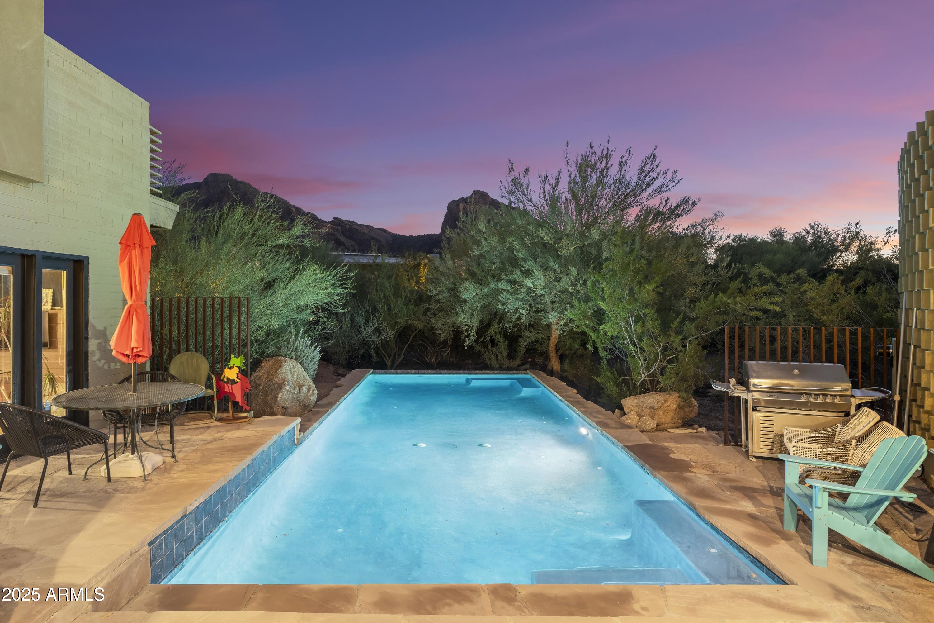CAMELBACK MANOR - Residential