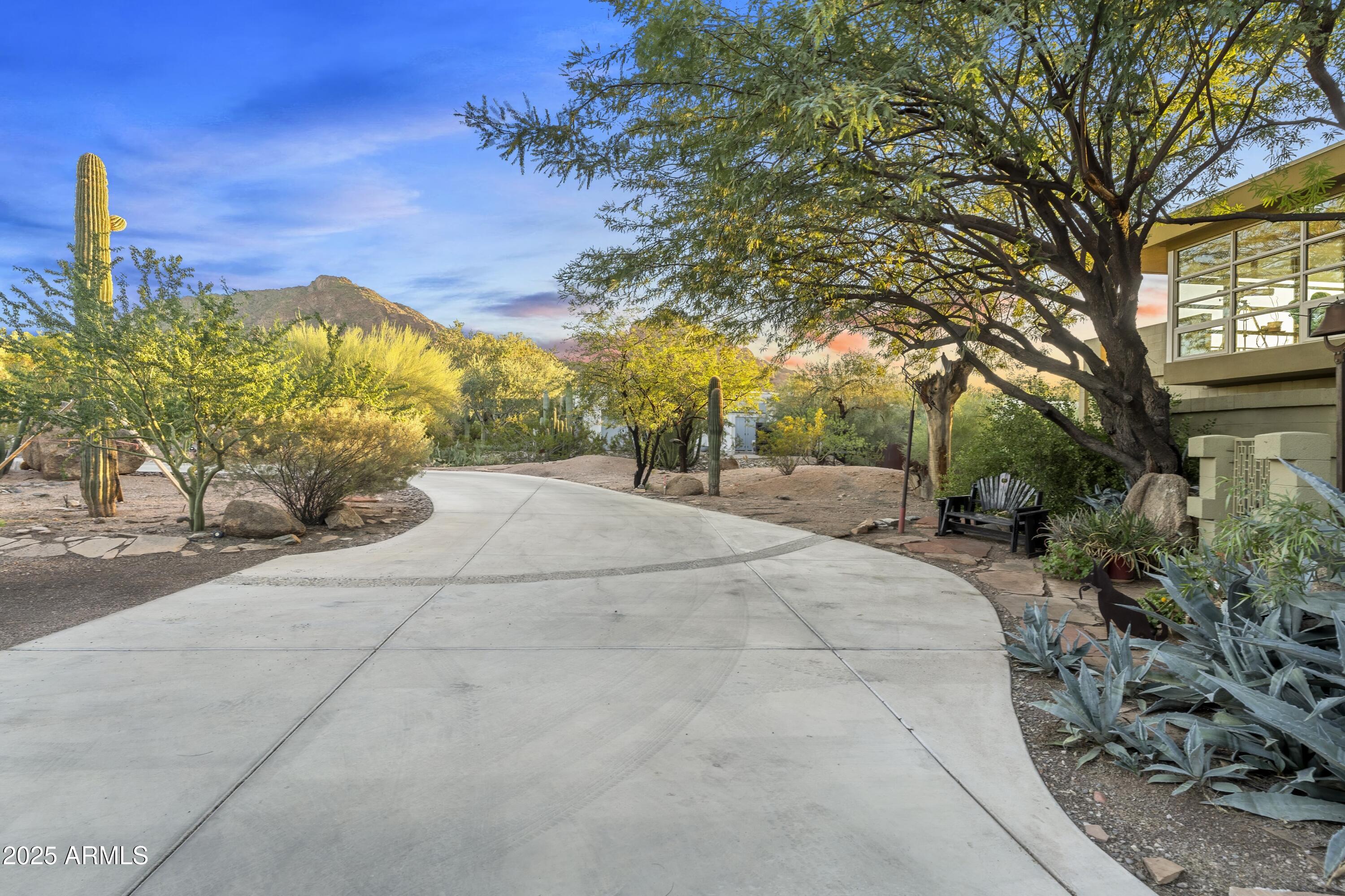 CAMELBACK MANOR - Residential