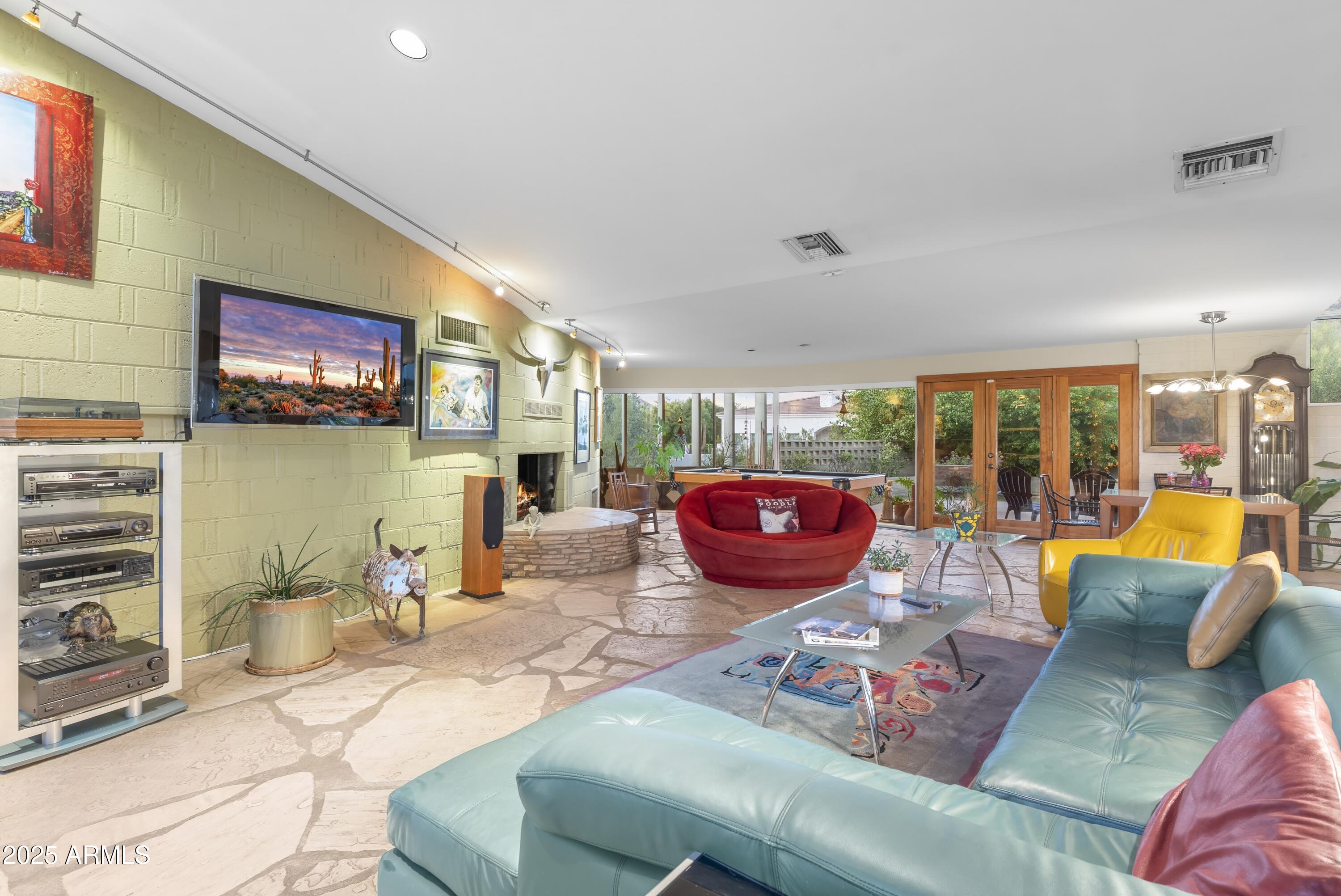 CAMELBACK MANOR - Residential