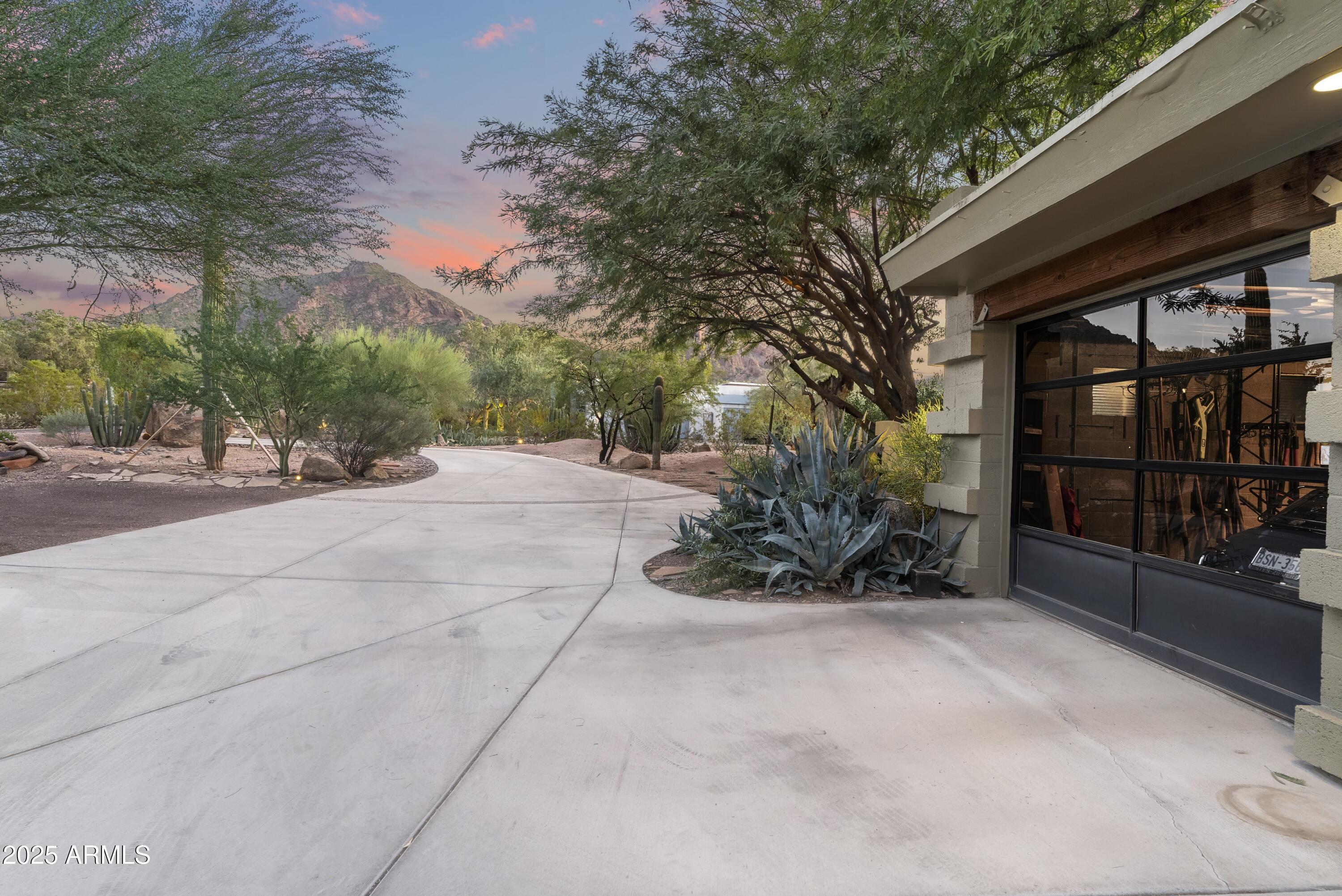 CAMELBACK MANOR - Residential