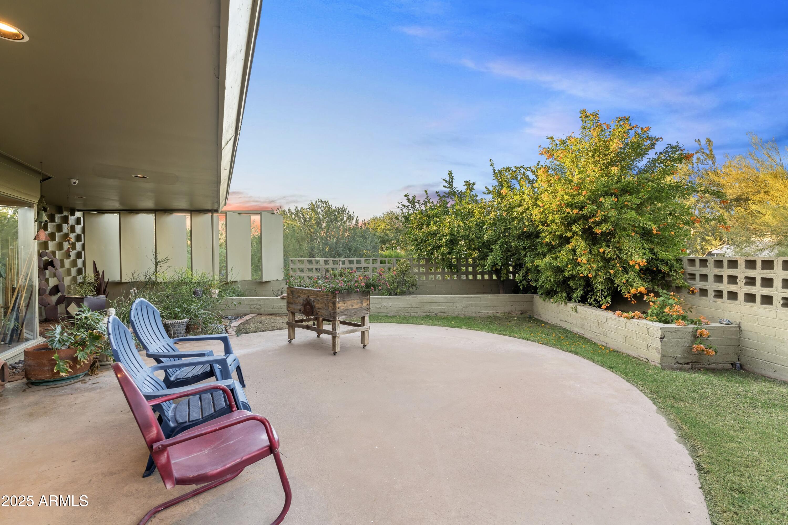 CAMELBACK MANOR - Residential