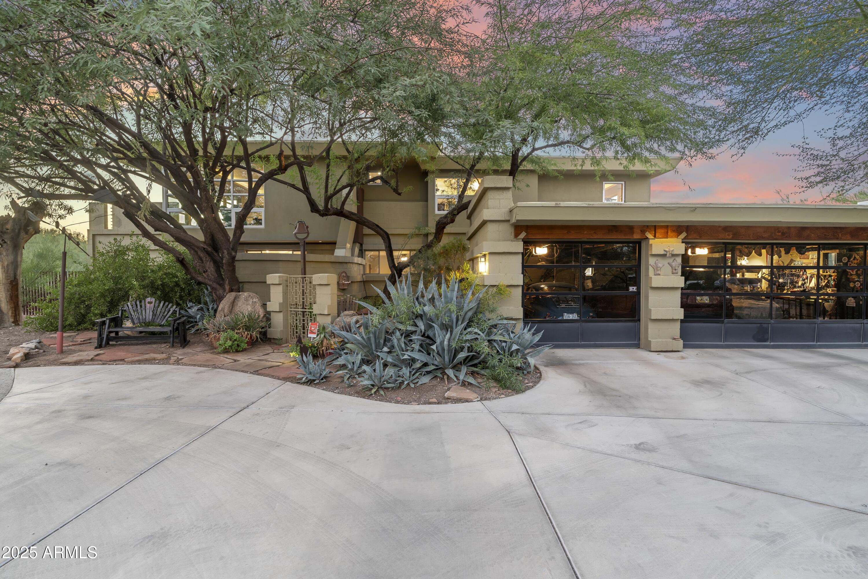 CAMELBACK MANOR - Residential