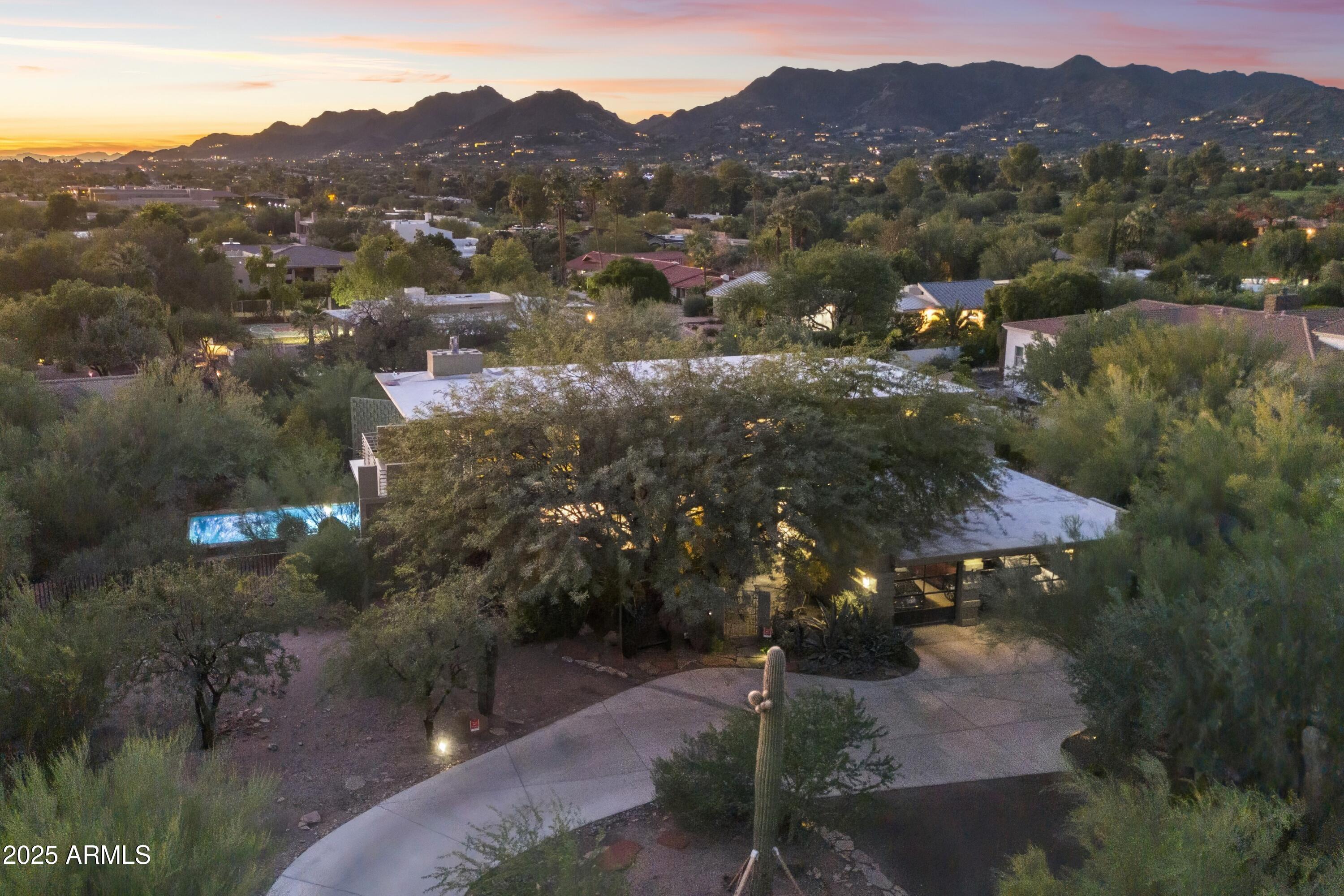 CAMELBACK MANOR - Residential