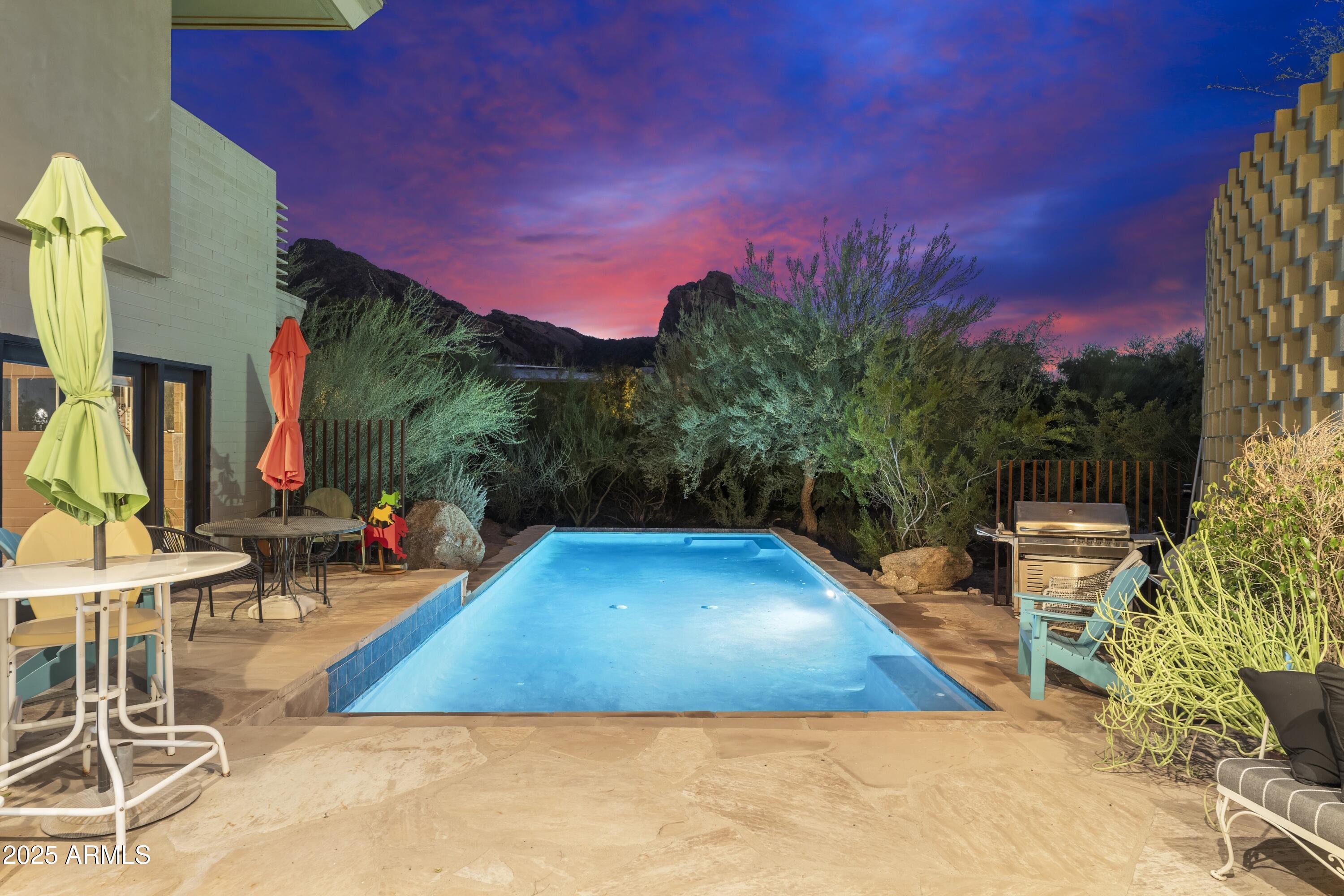 CAMELBACK MANOR - Residential