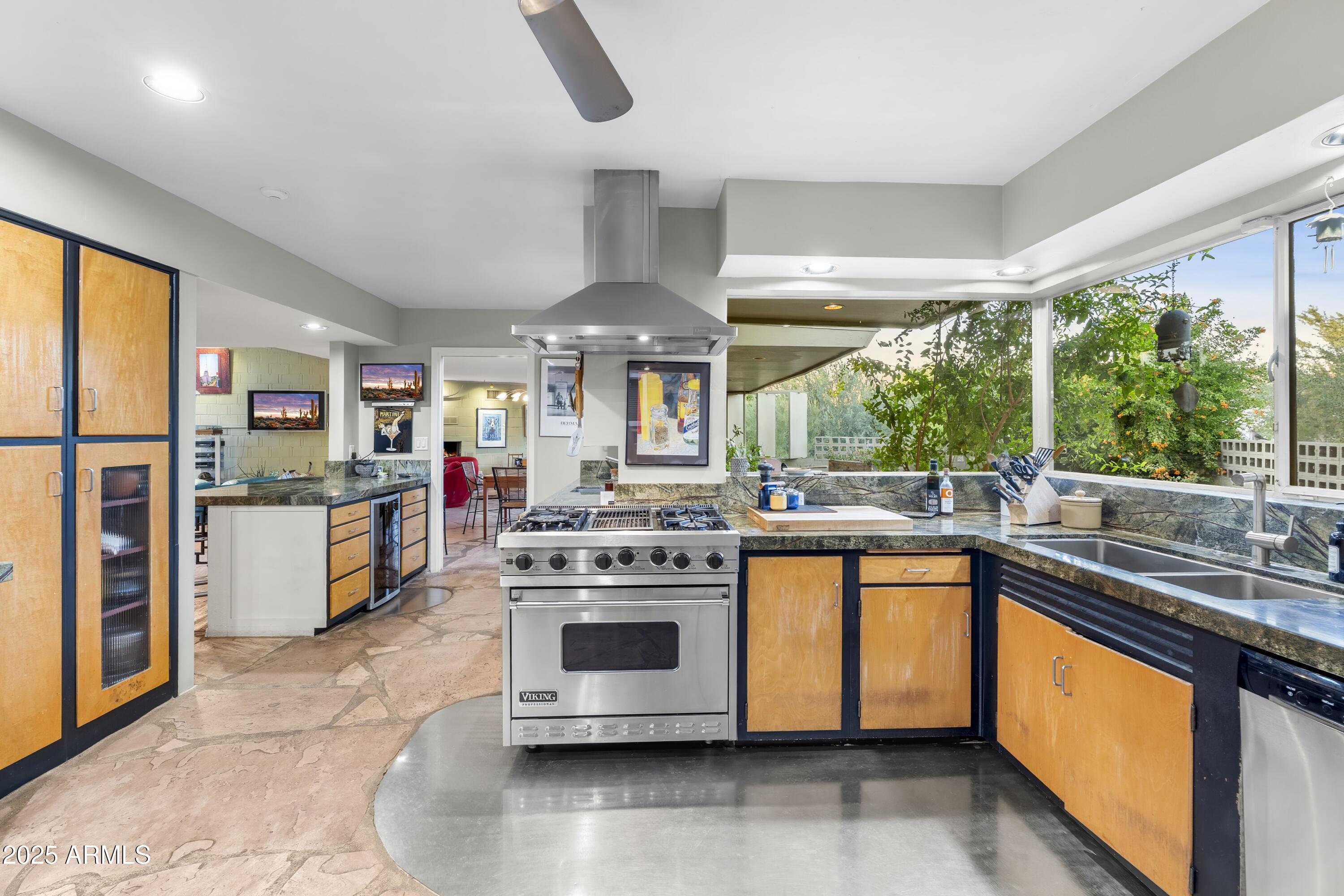 CAMELBACK MANOR - Residential