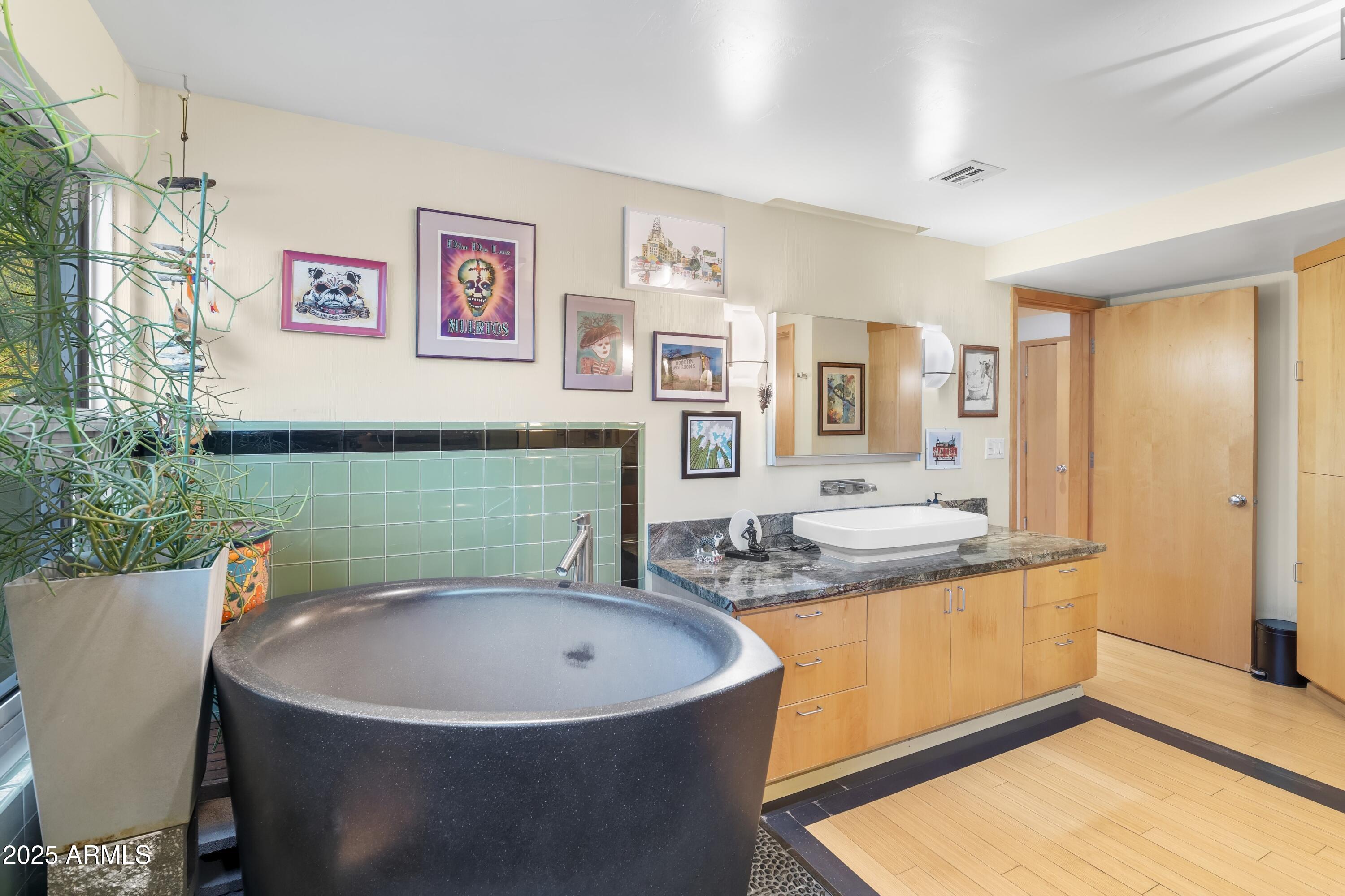 CAMELBACK MANOR - Residential