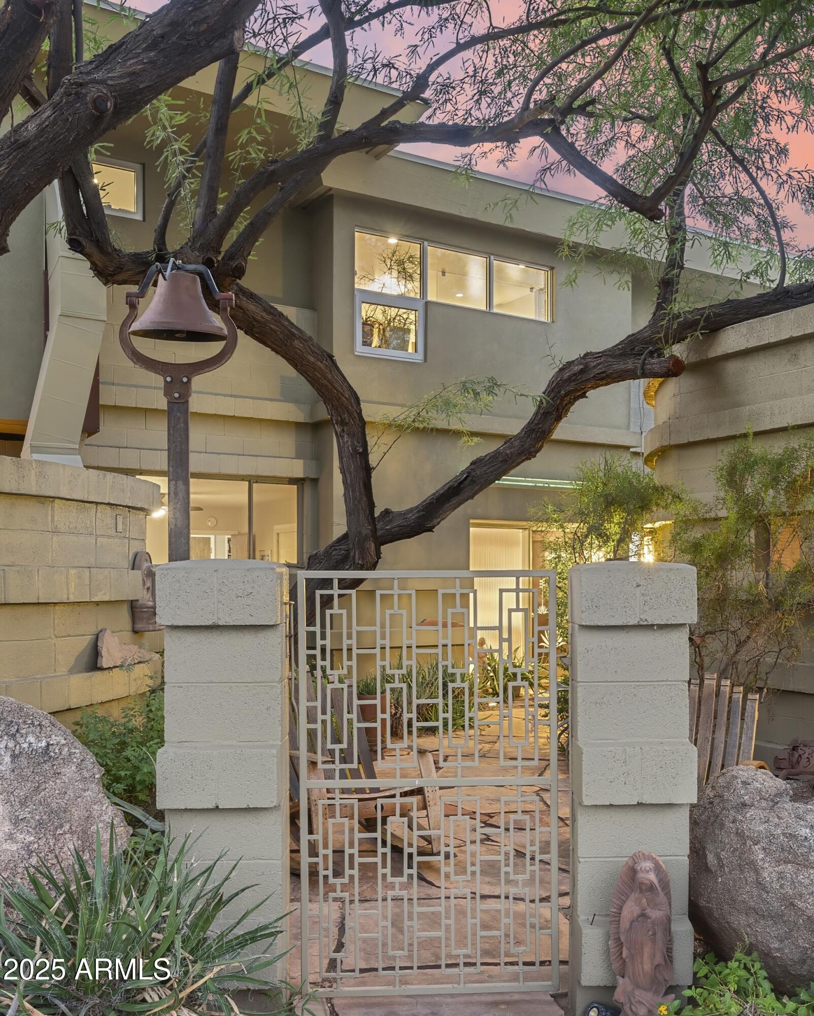 CAMELBACK MANOR - Residential
