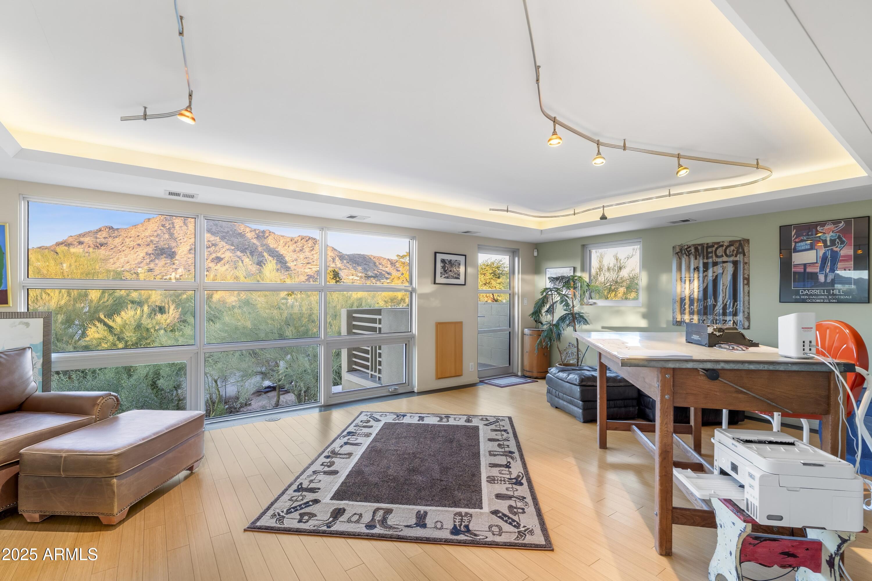 CAMELBACK MANOR - Residential