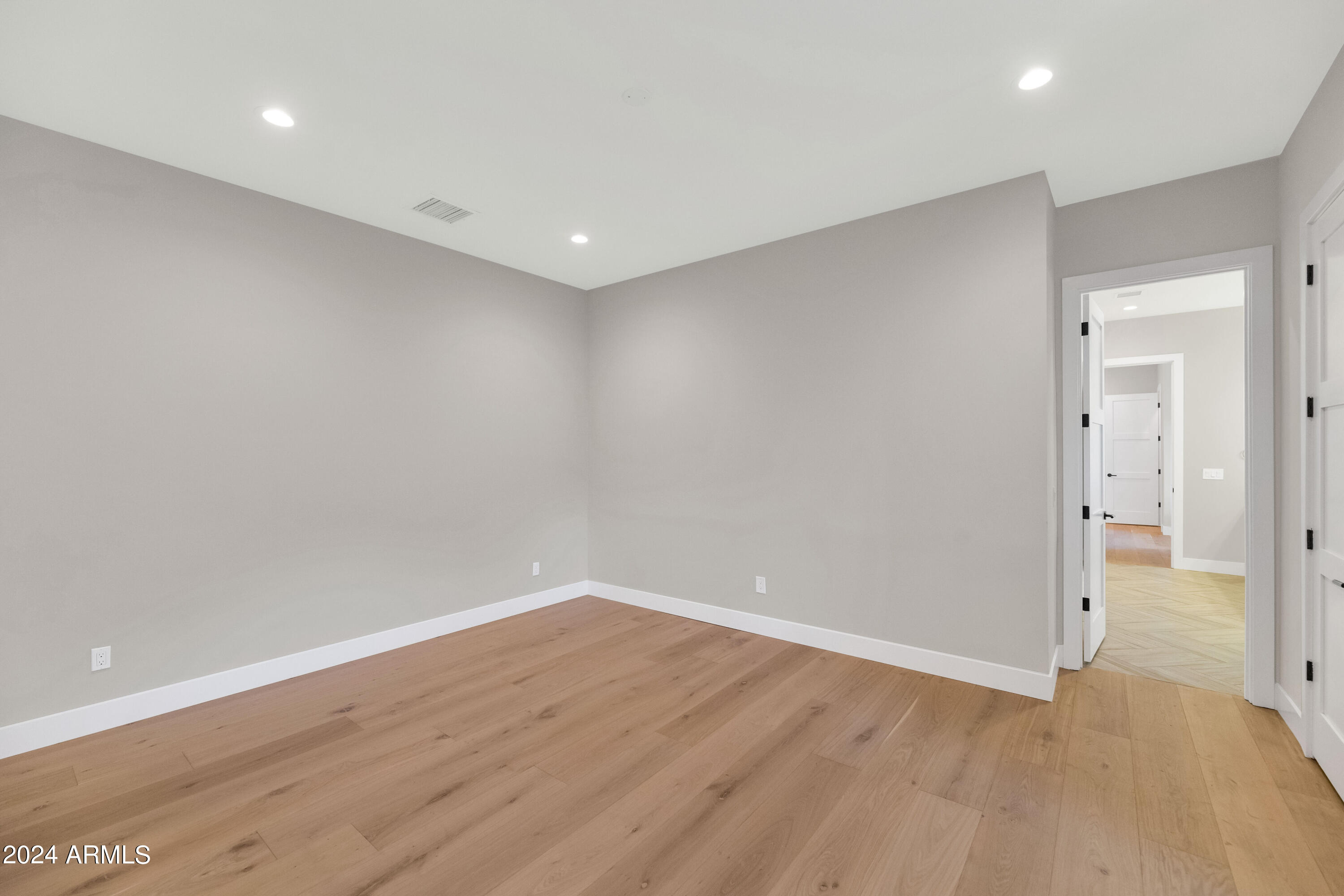 ROYAL TERRACE AMD - Residential