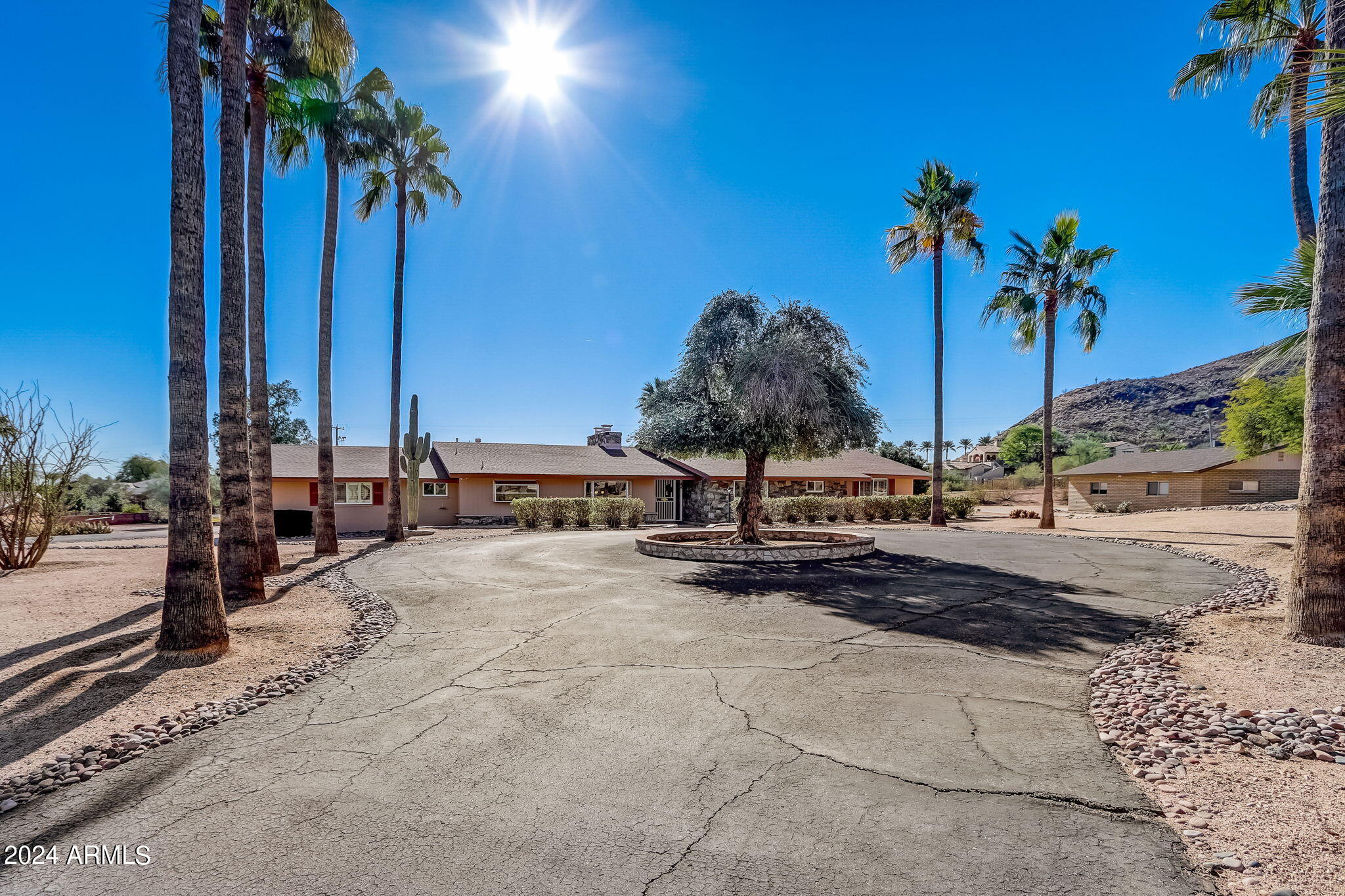 ROLLING HILLS - Residential