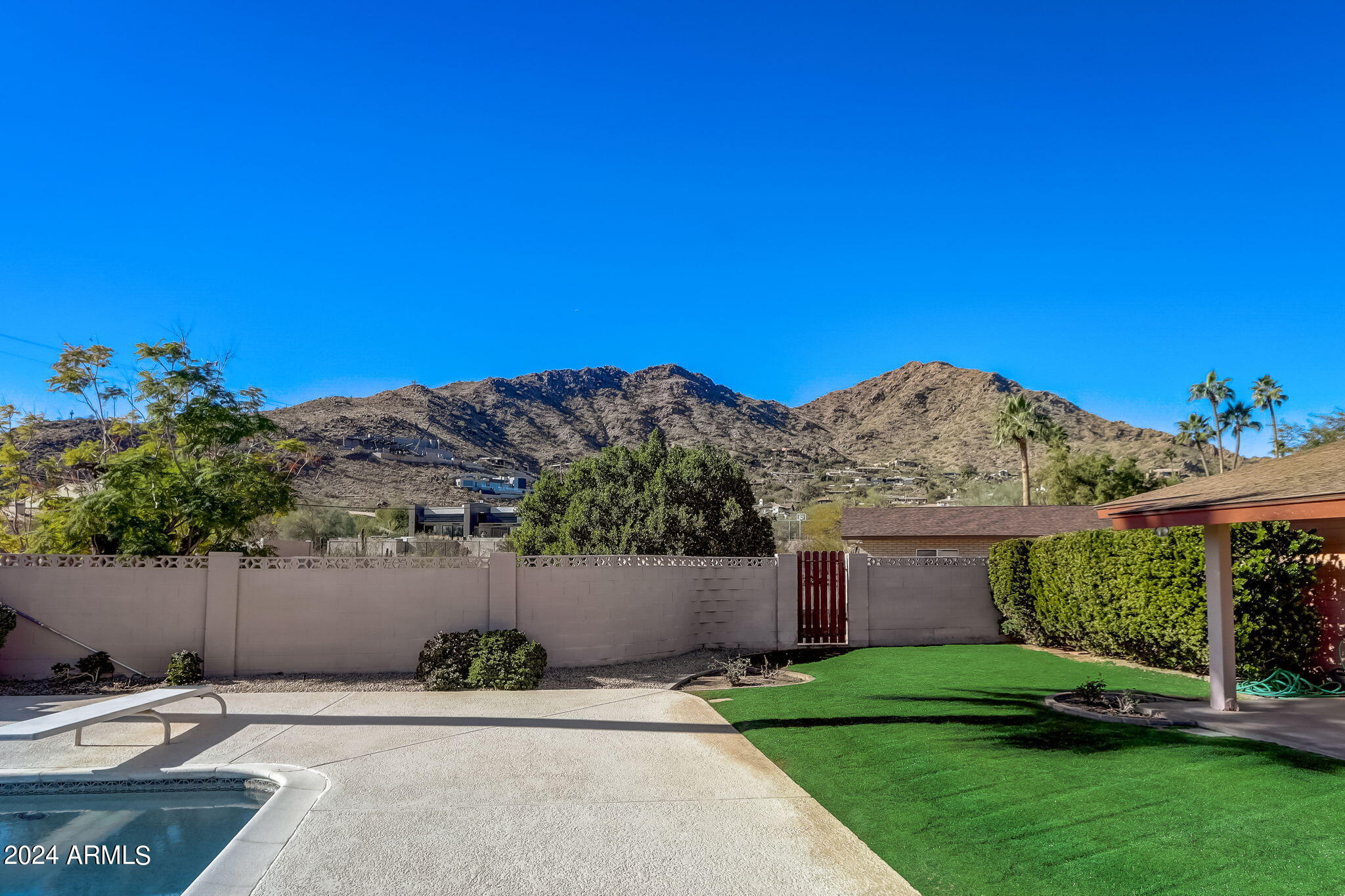 ROLLING HILLS - Residential