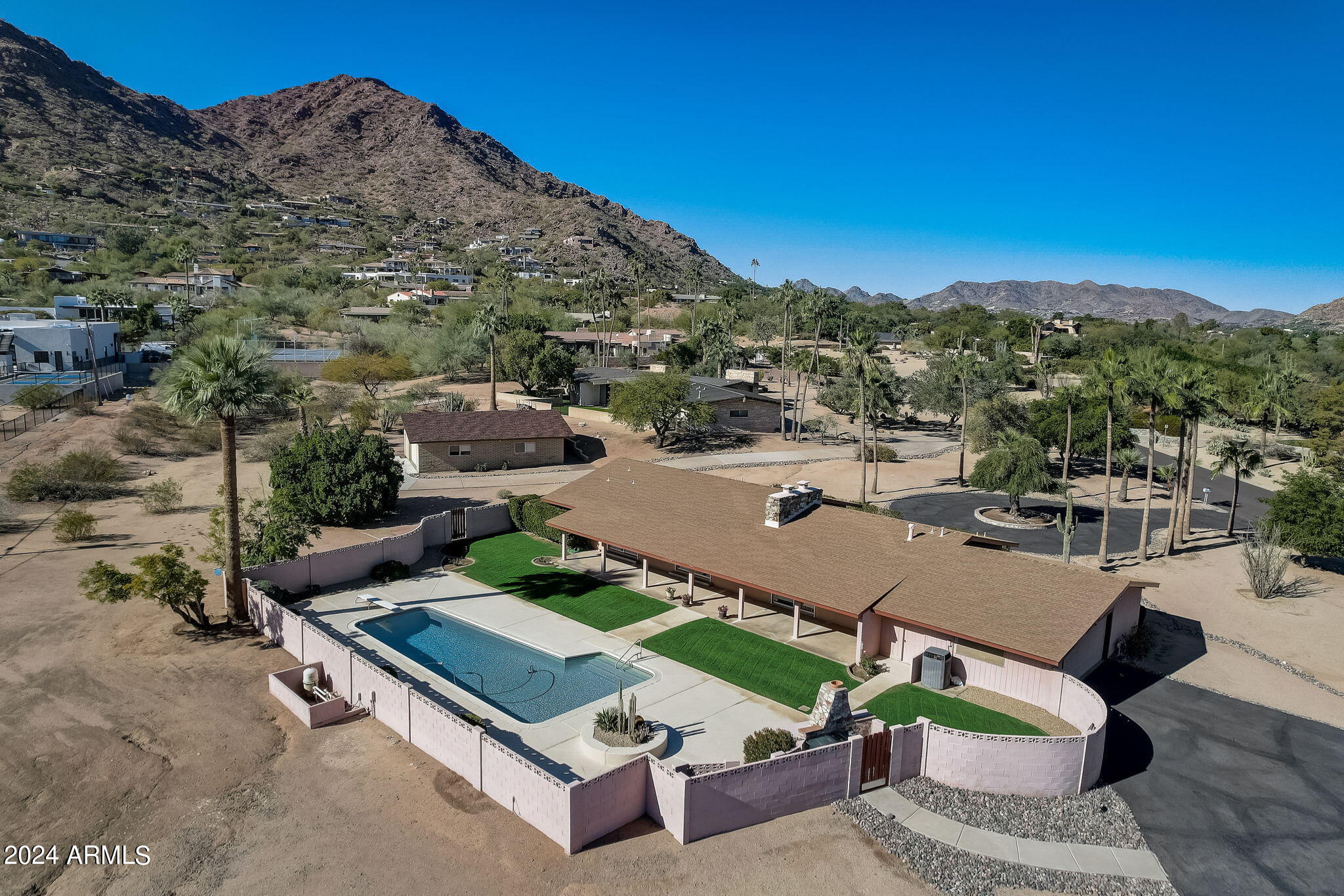 ROLLING HILLS - Residential