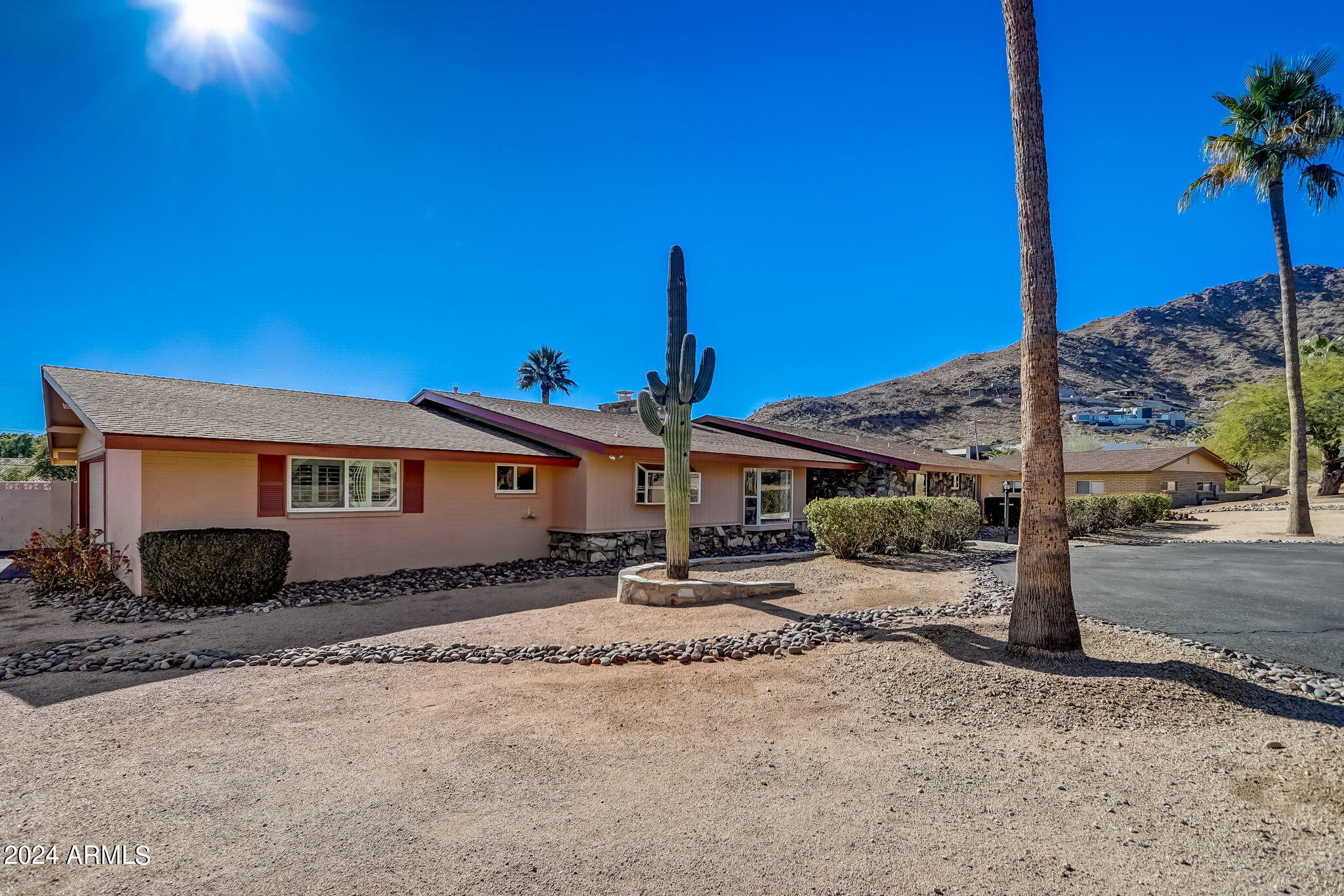 ROLLING HILLS - Residential
