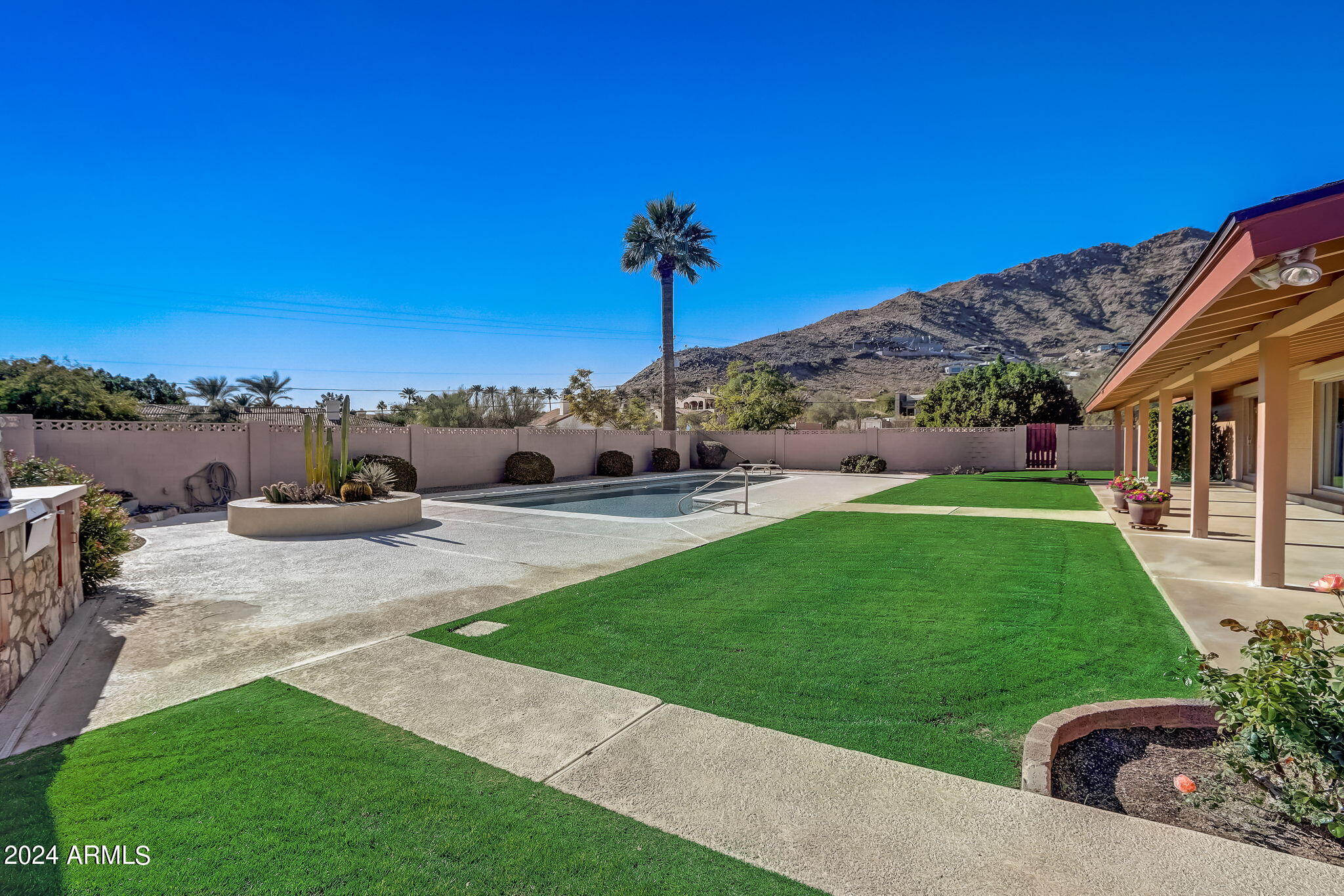 ROLLING HILLS - Residential