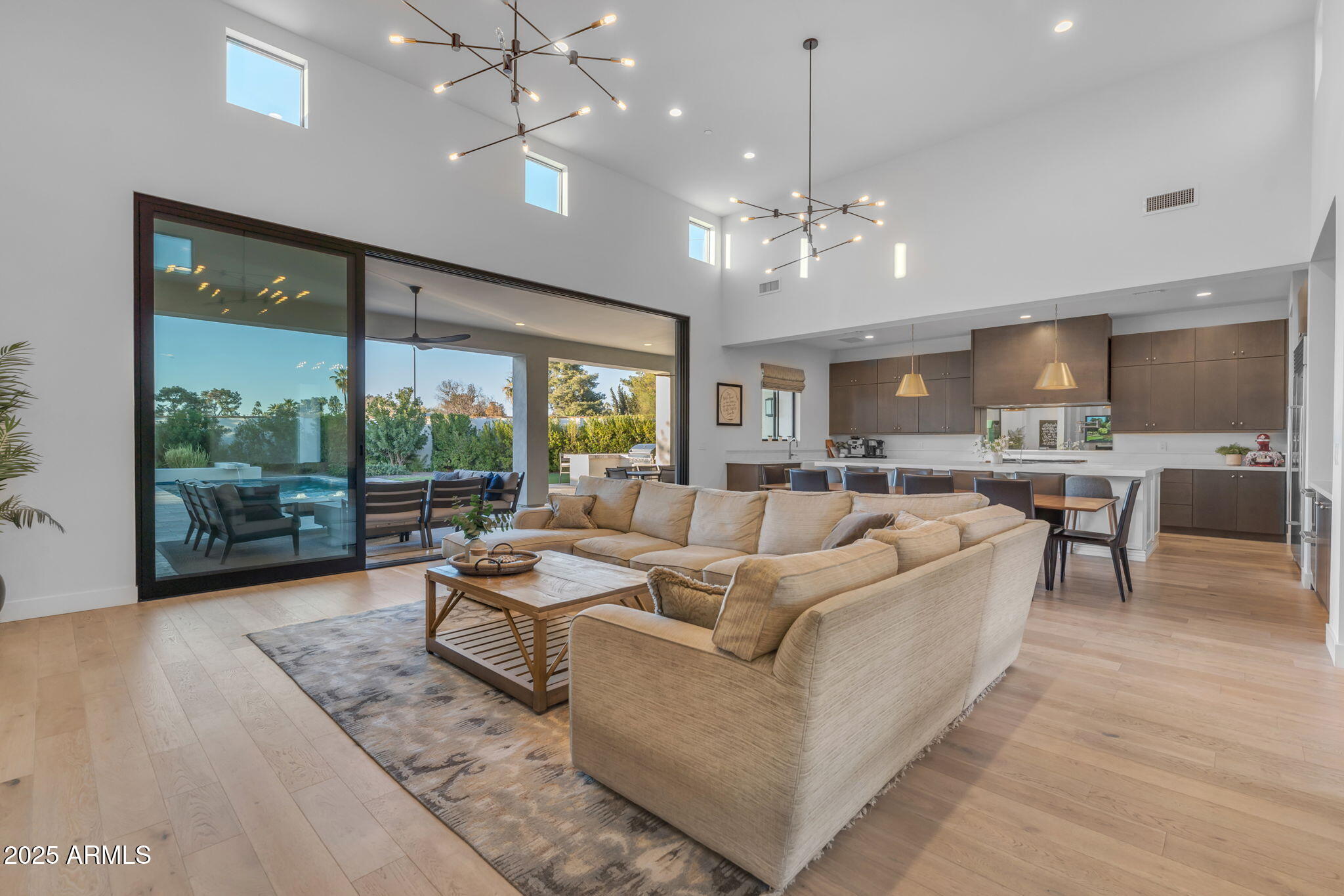 EQUESTRIAN MANOR - Residential