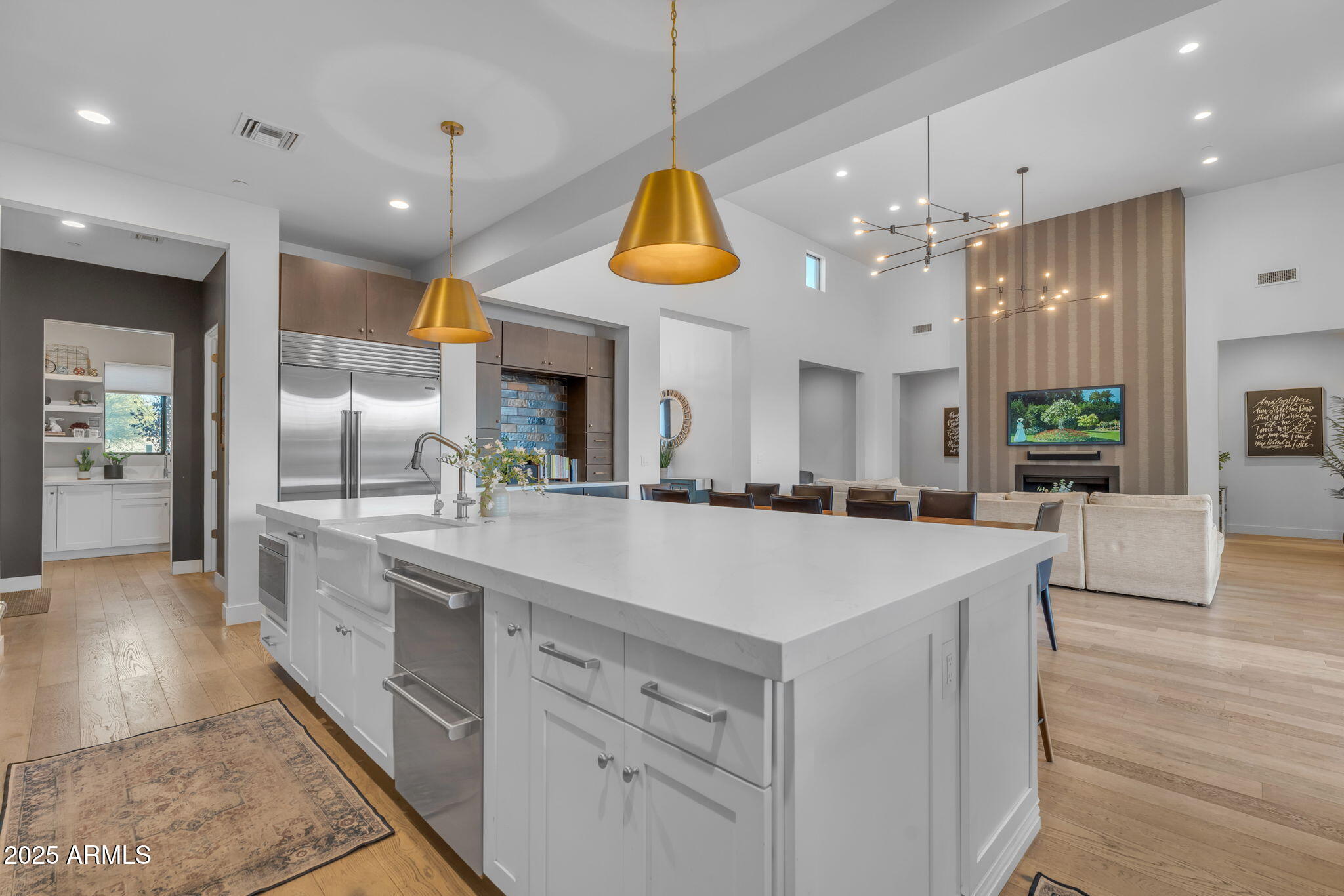 EQUESTRIAN MANOR - Residential