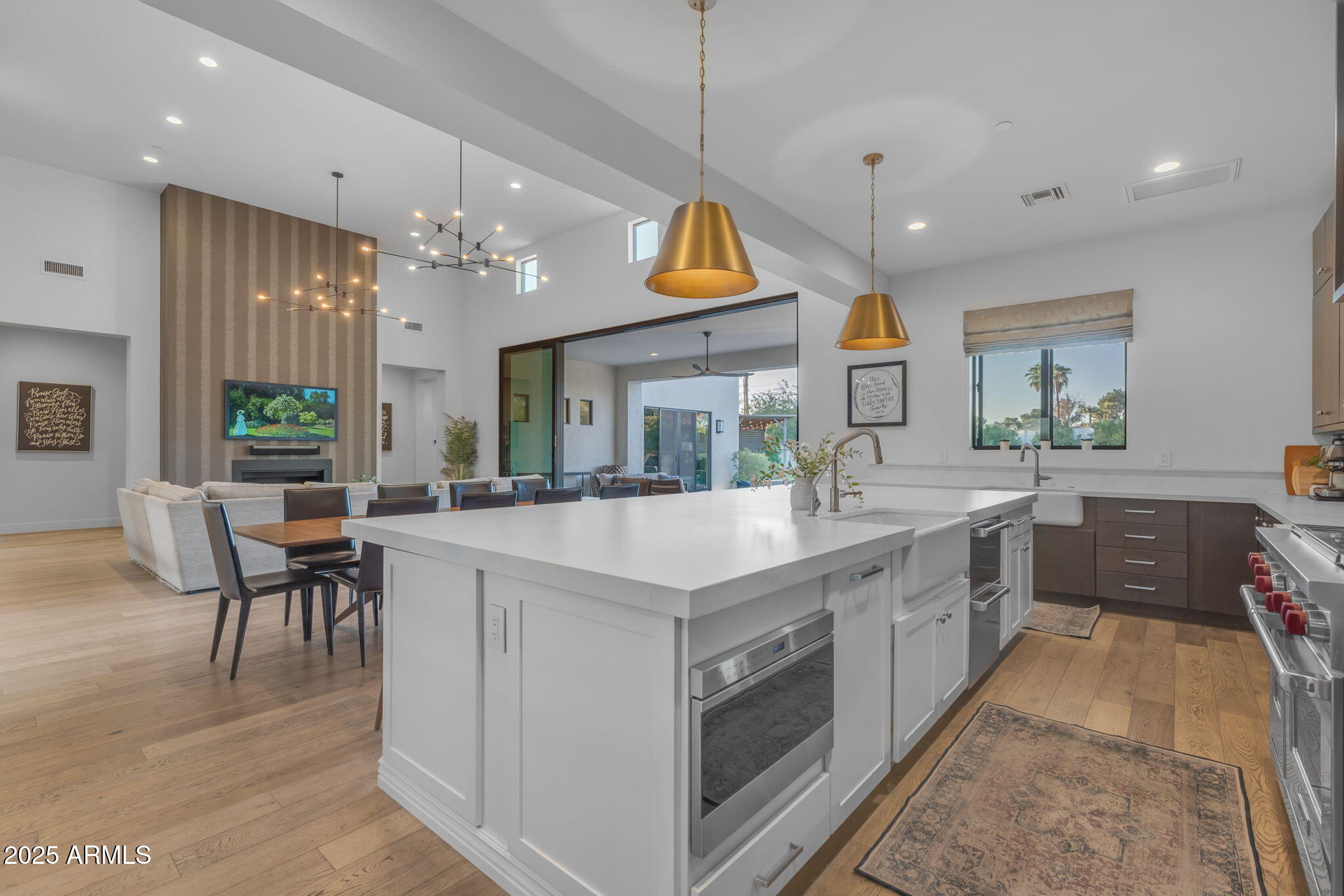 EQUESTRIAN MANOR - Residential