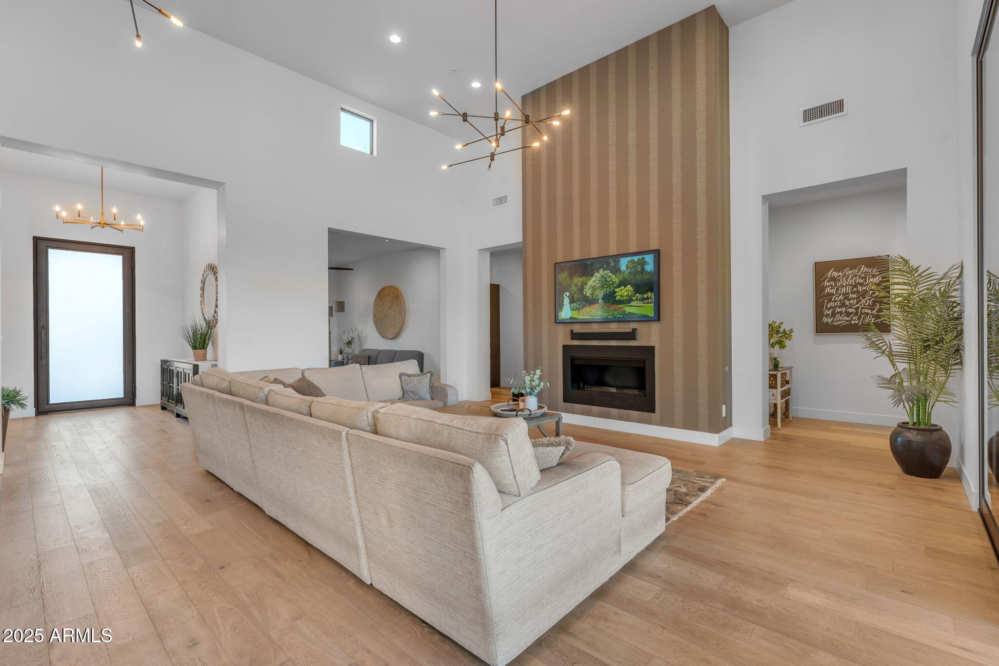 EQUESTRIAN MANOR - Residential