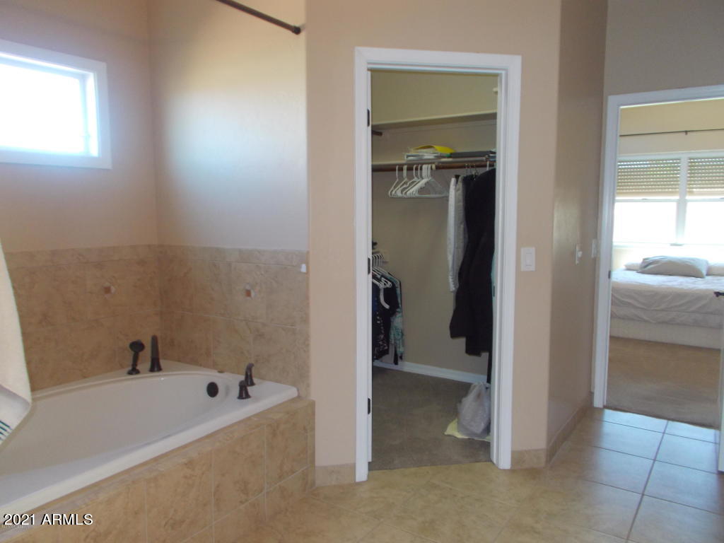 CANYON DE FLORES PHASE 2E - Residential Lease