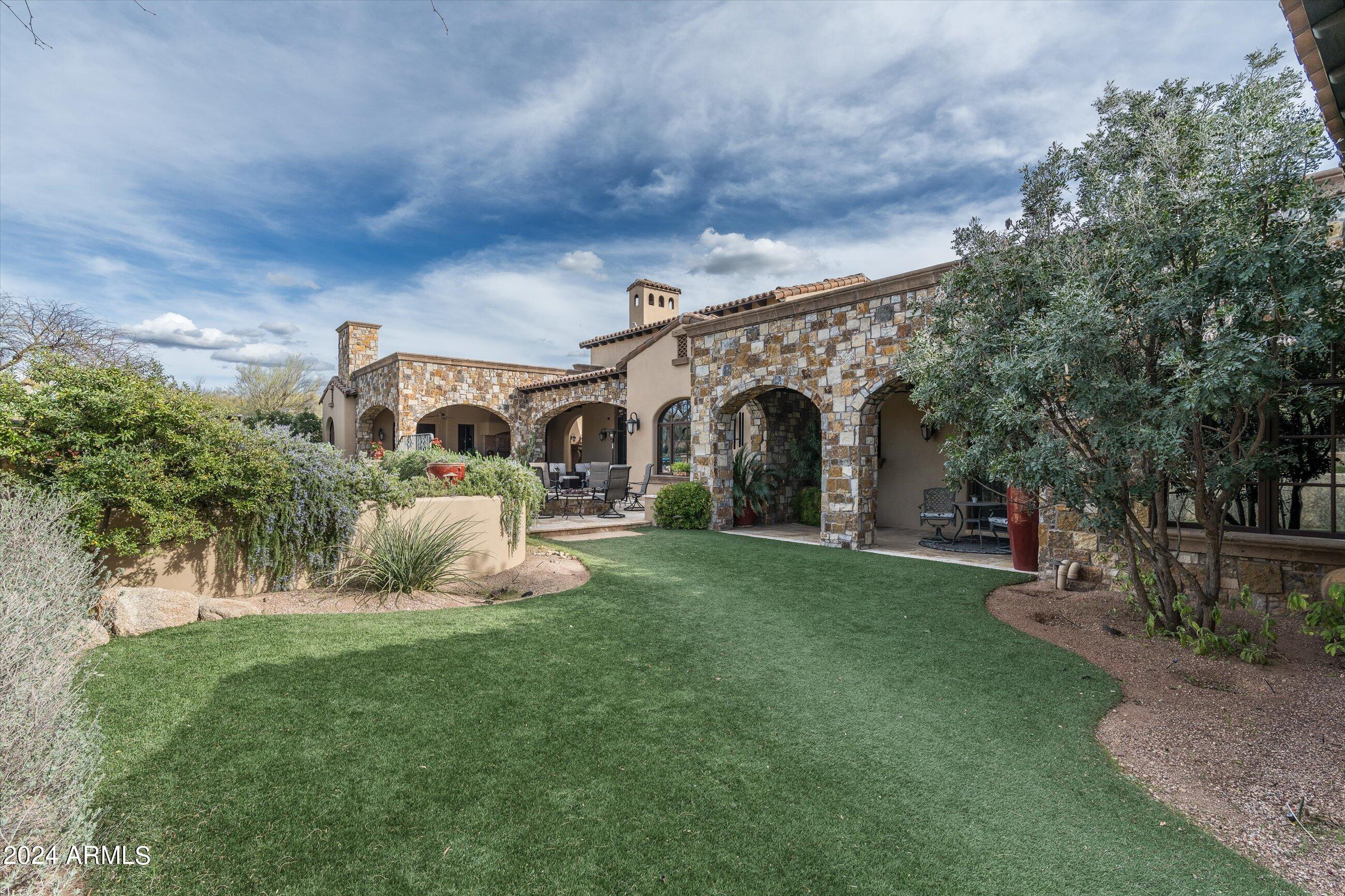 WHISPER ROCK - Residential