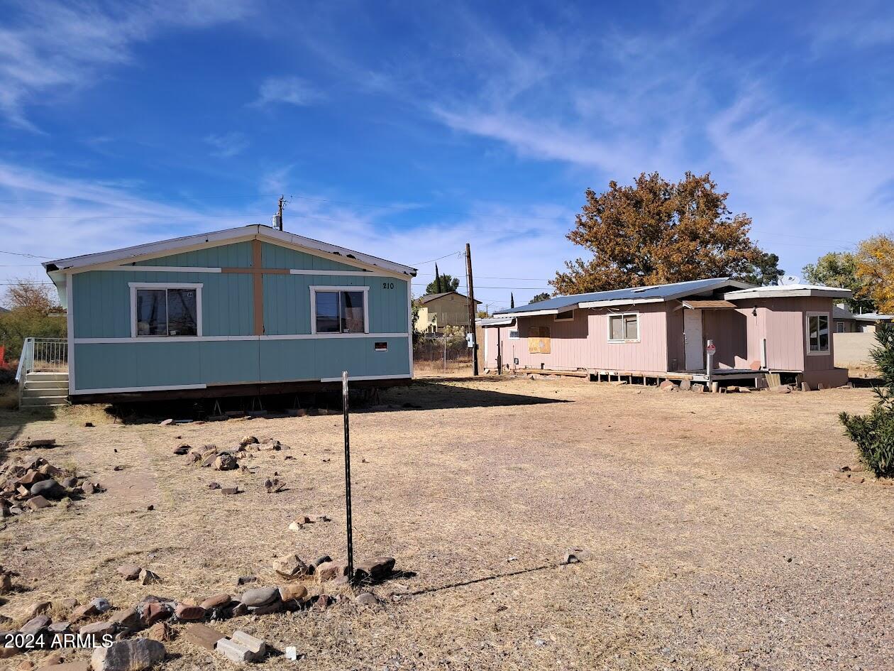2 homes on 1 Lot in Sierra Vista. Green one is a 2 bed 2 bath. Pink one is a Studio 1 bath.  Both need work.  Great location close to all amenities.!