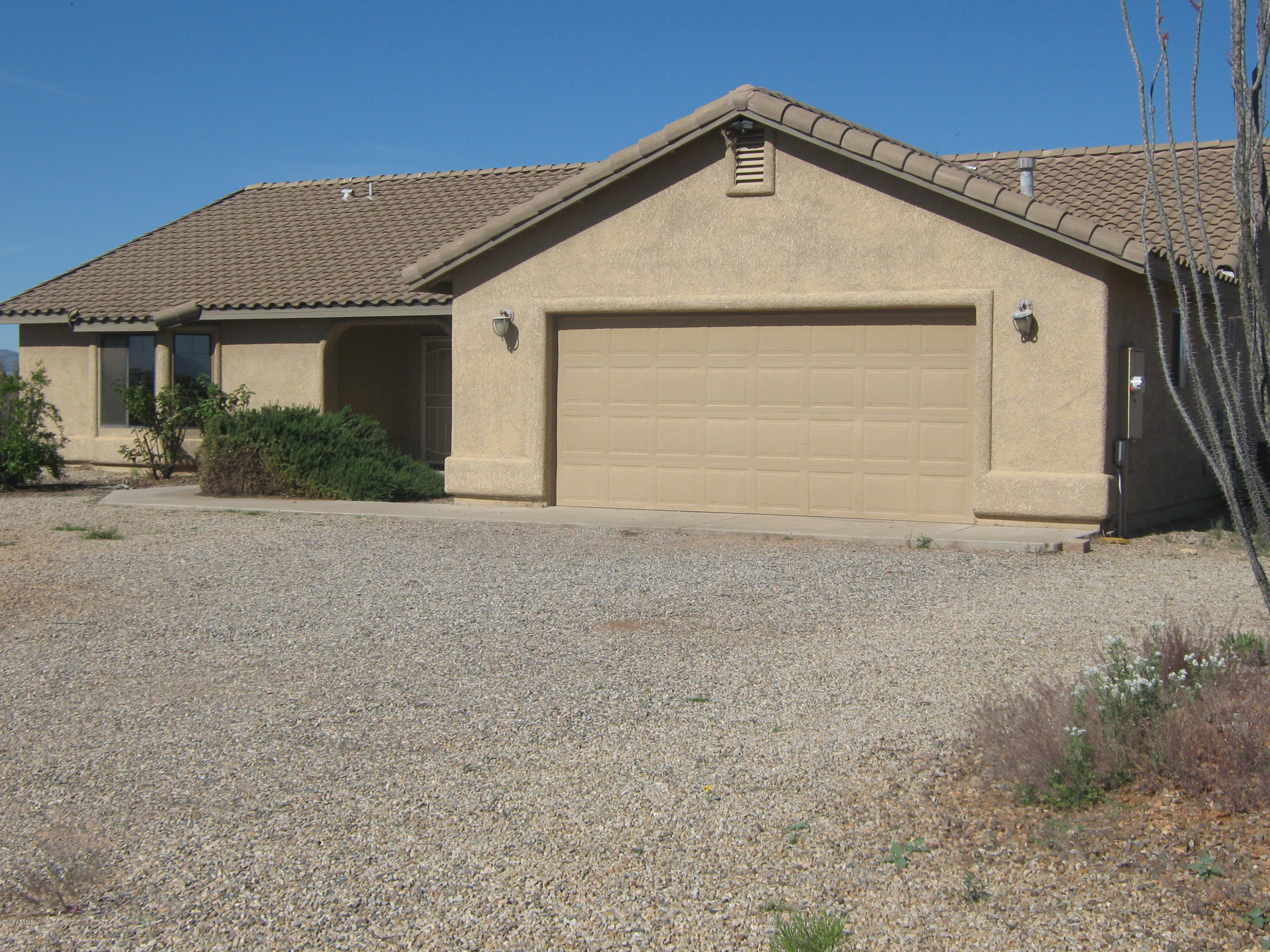 $10,000 PRICE REDUCTION..COUNTRY LIVING AT ITS BEST W/ PANORAMIC MOUNTAIN VIEWS!!! 2000+sq. ft. split/open floor plan on 4 acre parcel,4 Bedroom/2 Bath,master bath complete with his and her vanity and jet tub 2 car garage.
20 minutes from Huachuca City /Sierra Vista.