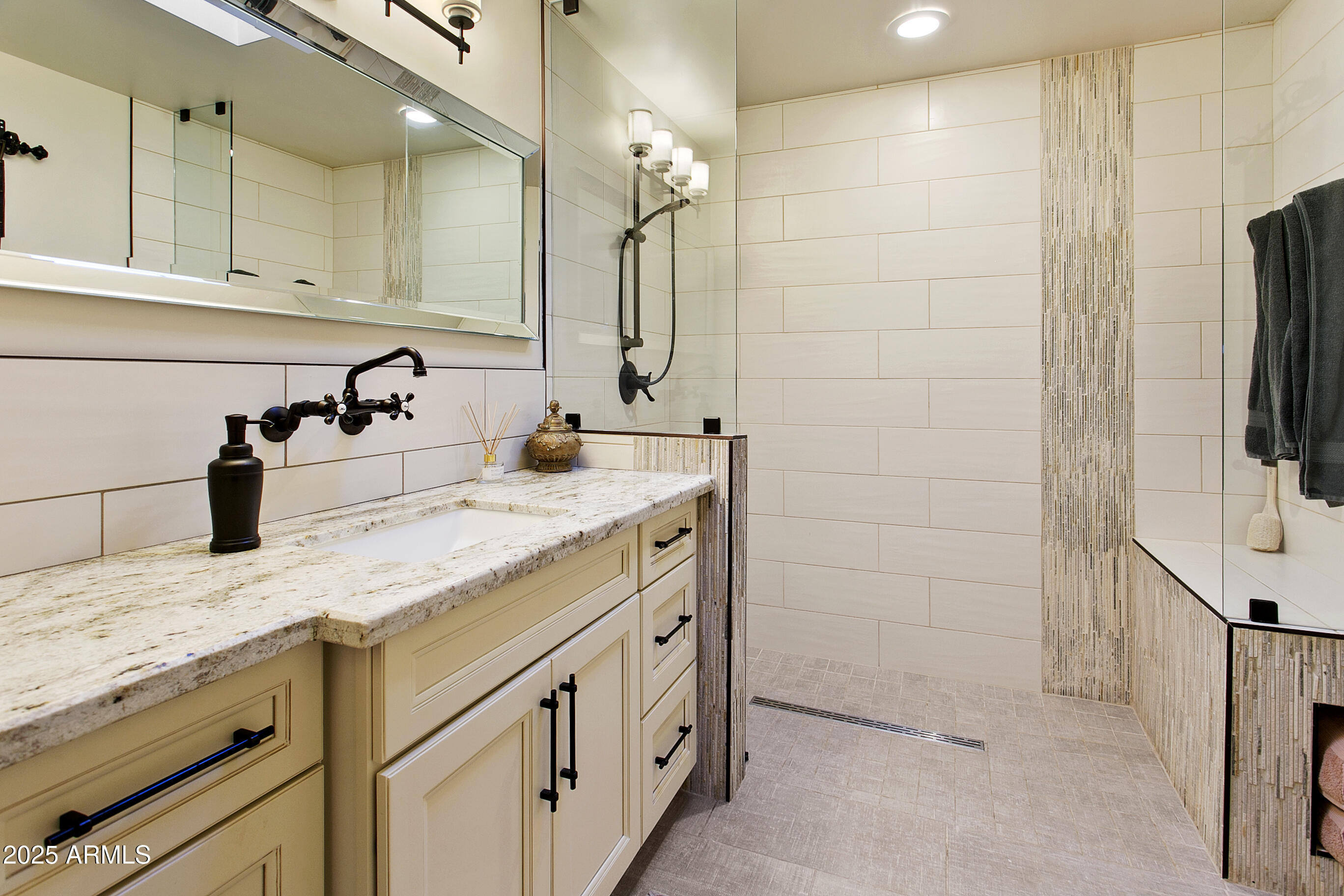 PARADISE VALLEY COUNTRY ESTATES - Residential