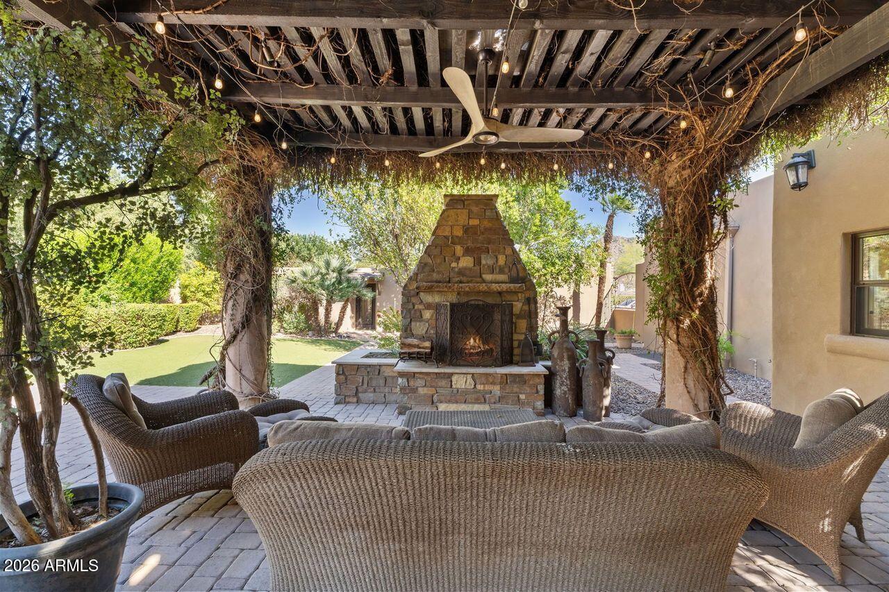 PARADISE VALLEY COUNTRY ESTATES - Residential