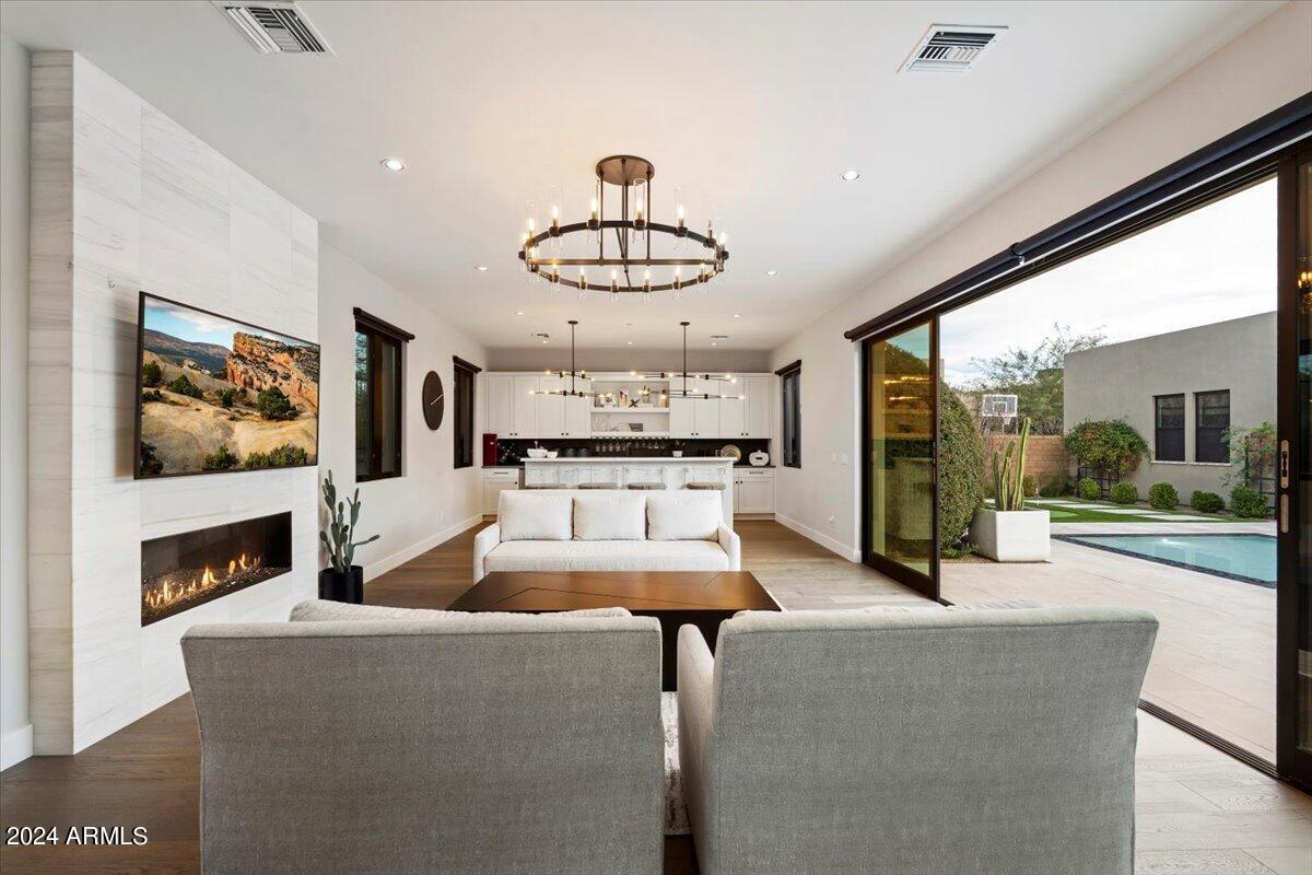 WHITE HORSE - Residential
