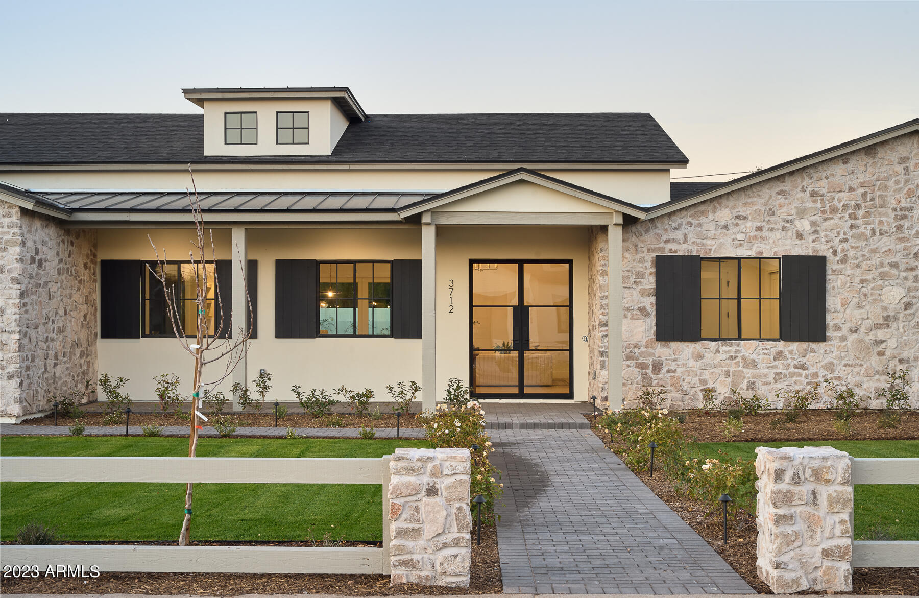 CAMELBACK VILLA - Residential