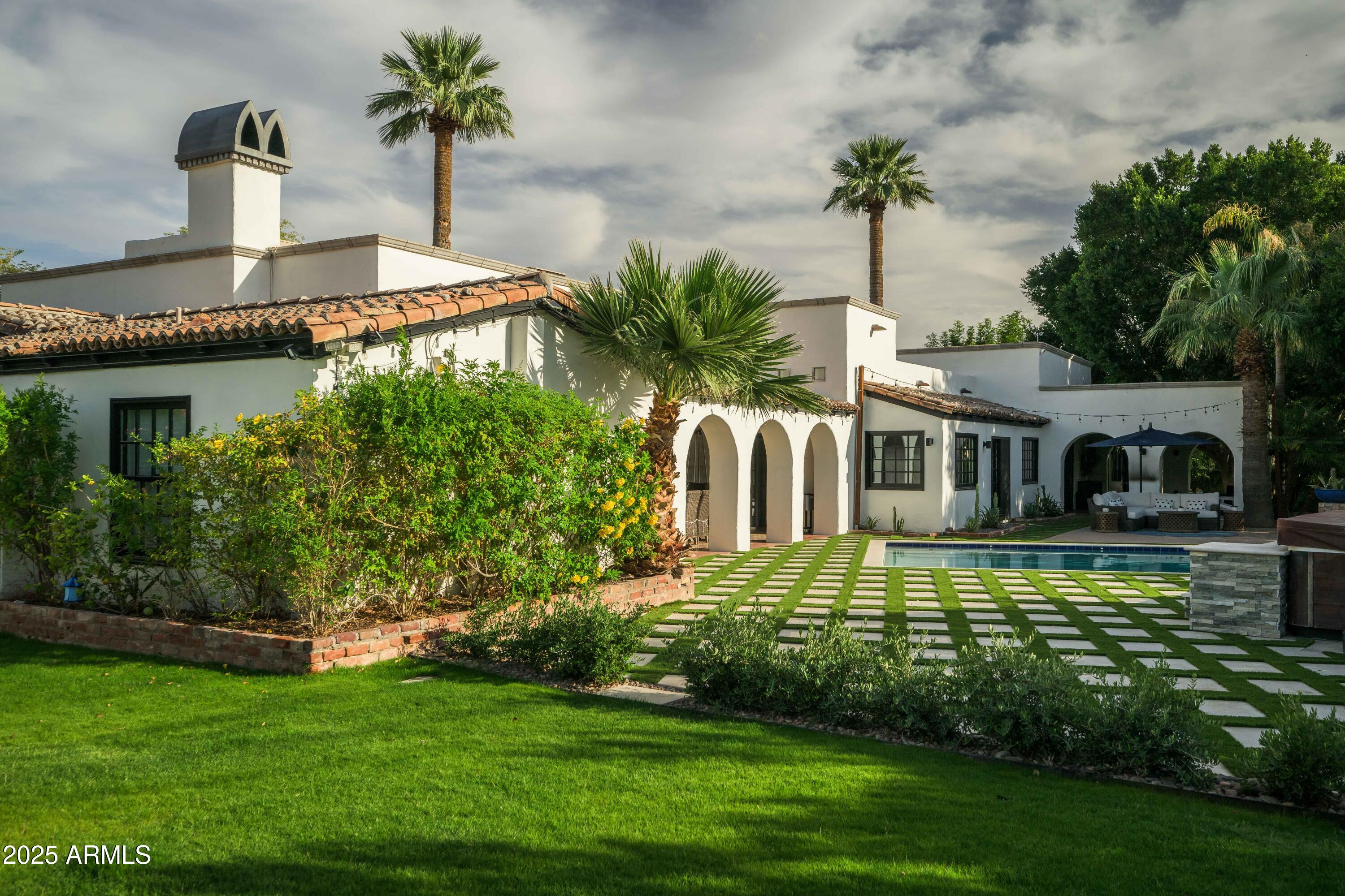 ROYAL PALM CIRCLE - Residential