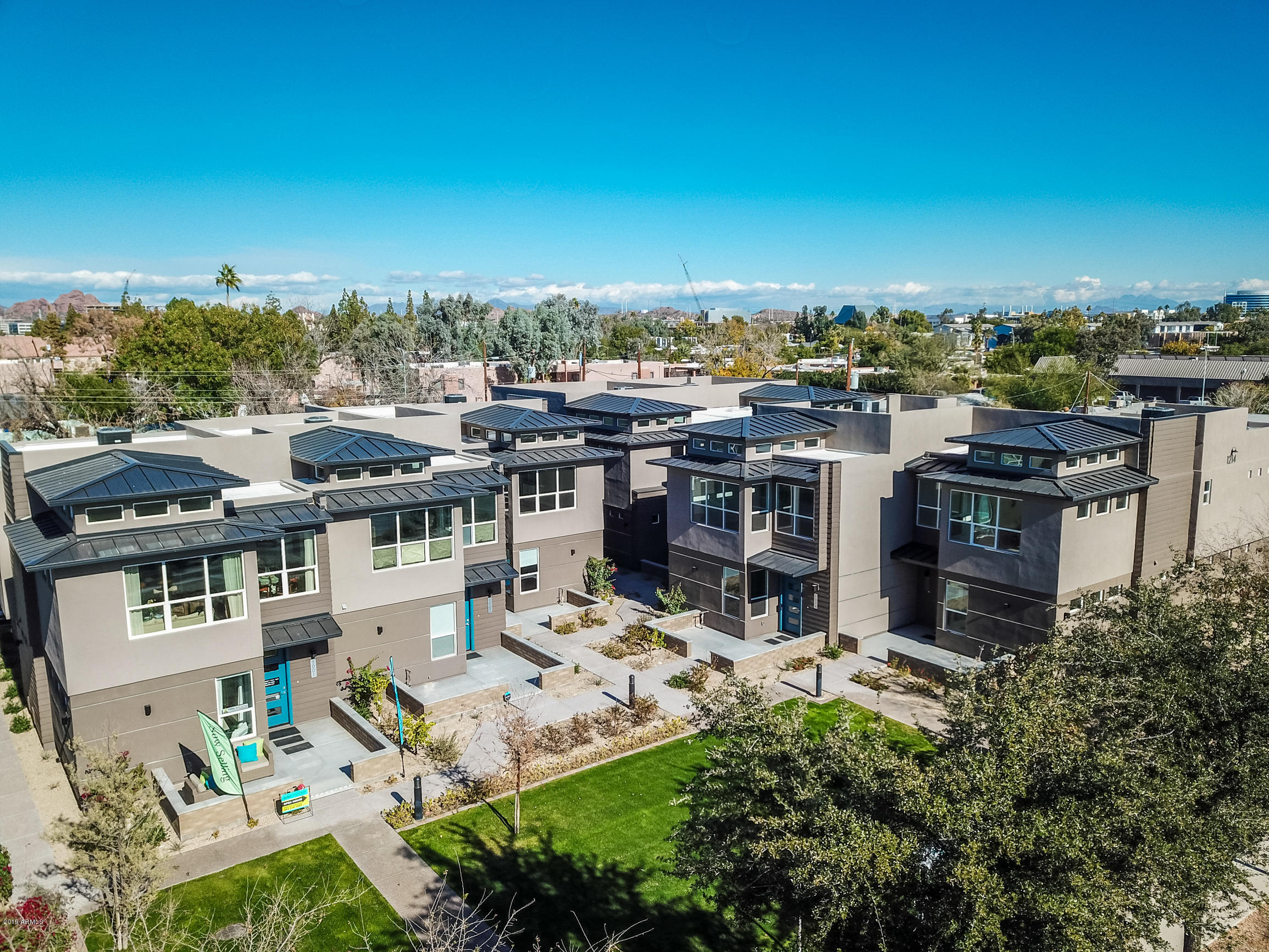 5TH STREET TOWNHOUSES - Residential Income
