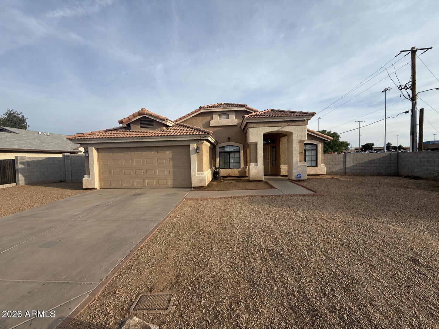 Beautiful property with an excellent size and location! This home offers great potential, featuring 4 bedrooms plus an additional room that can be used as an office or guest room. The property includes 2 full bathrooms and an additional small half bathroom with a shower.

Located near great schools and with excellent freeway access, this home is just minutes away from State Farm Stadium. Without a doubt, this is a wonderful home with incredible potential.