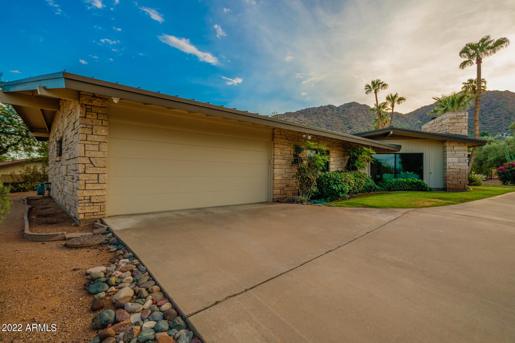 ROLLING HILLS - Residential