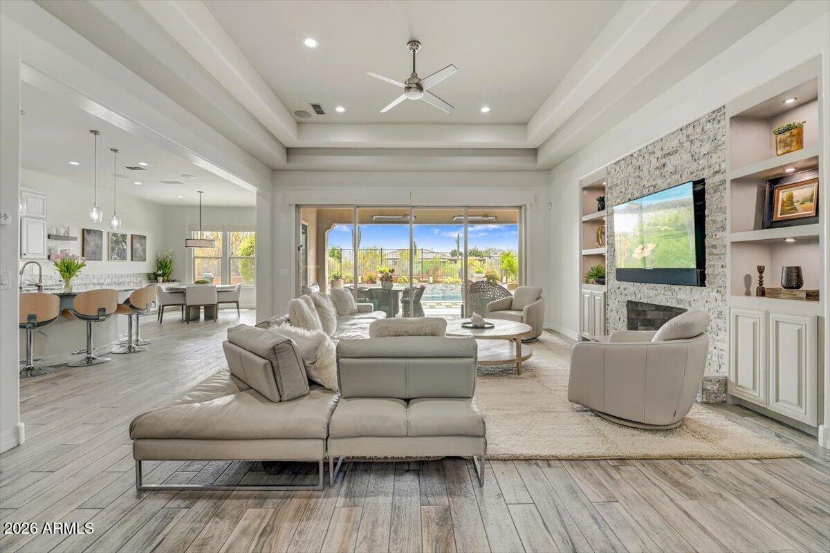 LONE MOUNTAIN - Residential